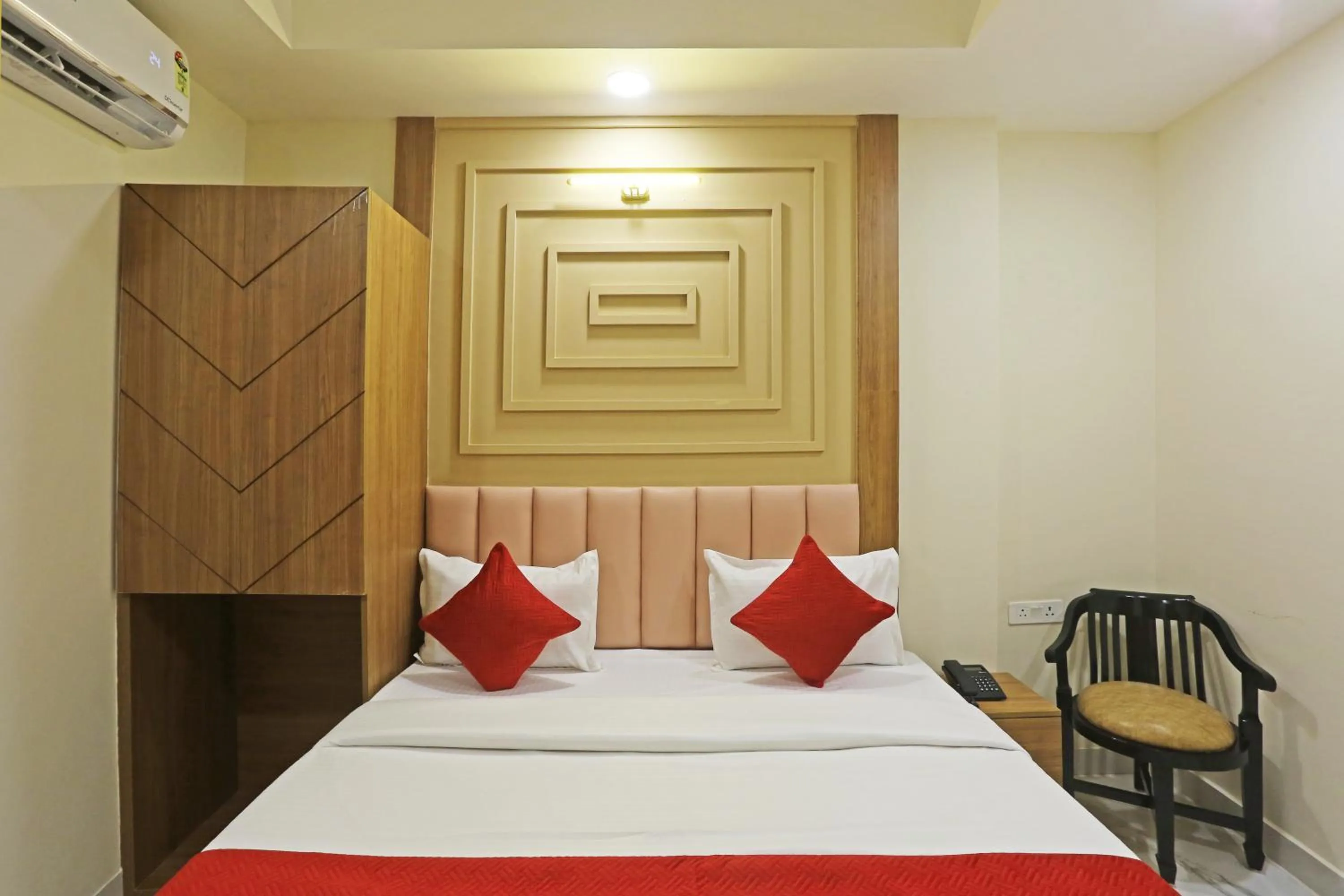 Bed in Hotel Nova Inn Near Delhi Airport