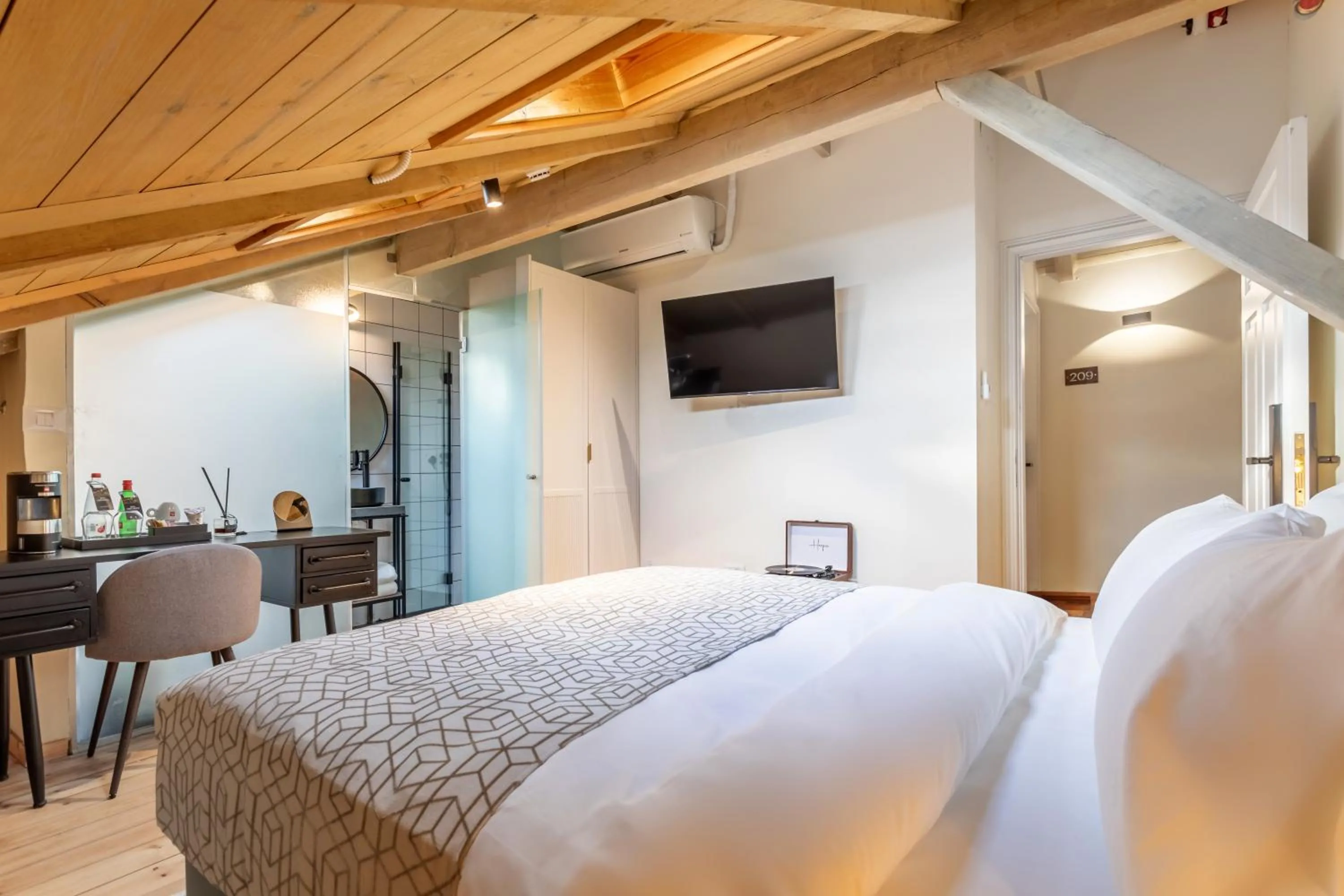 Bedroom, Bed in THE GUTMAN TLV - Neve Tzedek