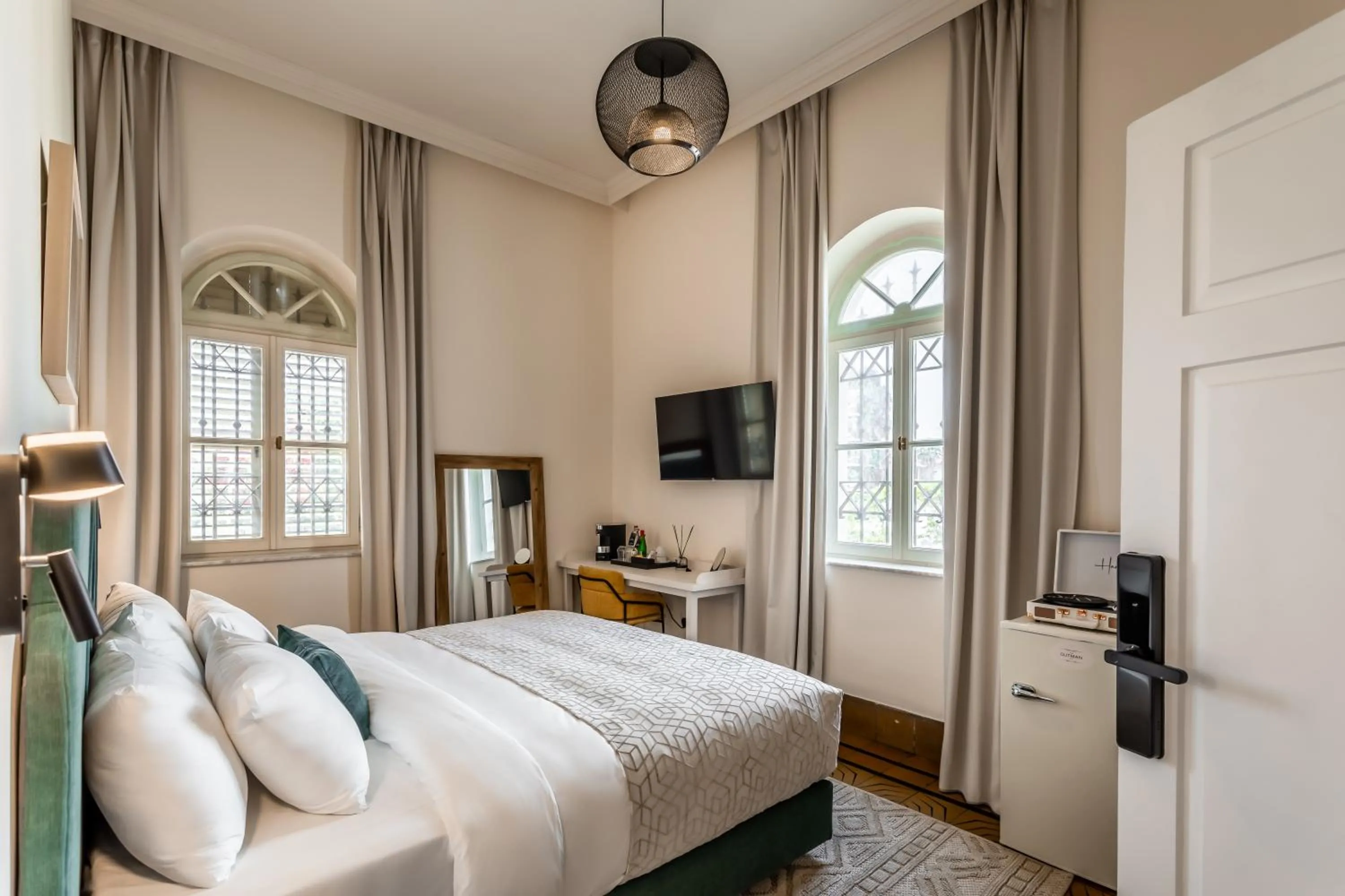 Bedroom, Bed in THE GUTMAN TLV - Neve Tzedek