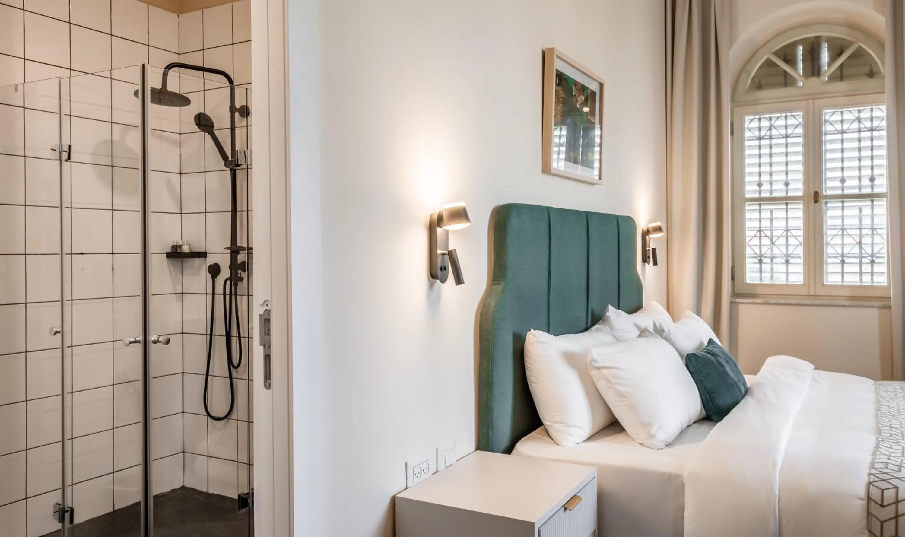 Shower, Bed in THE GUTMAN TLV - Neve Tzedek