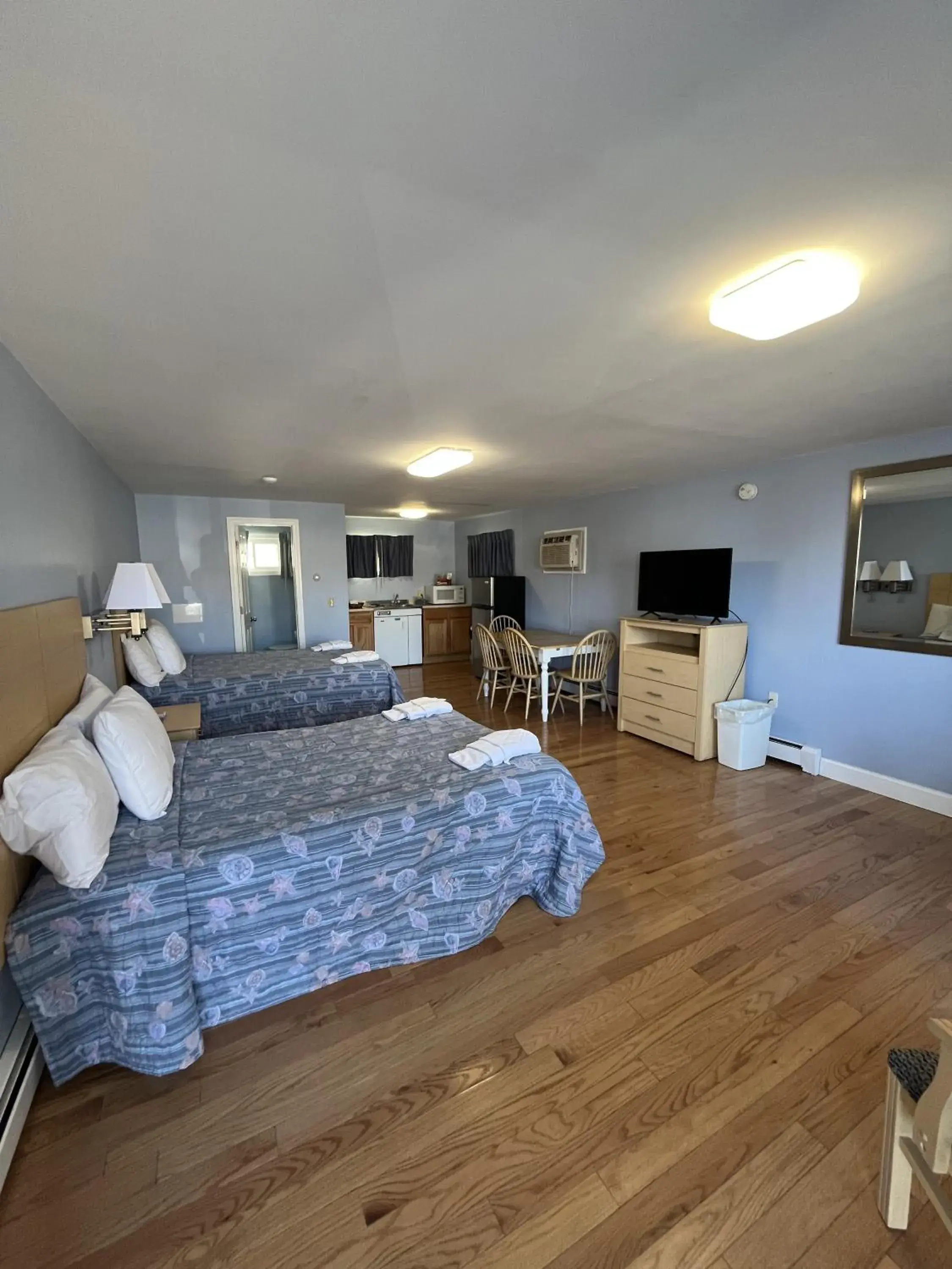 Deluxe 2 Double Beds with Kitchenette (Steps Required) in Beau Rivage Motel Deluxe 2 Double Beds with Kitchenette (Steps Required) in Beau Rivage Motel