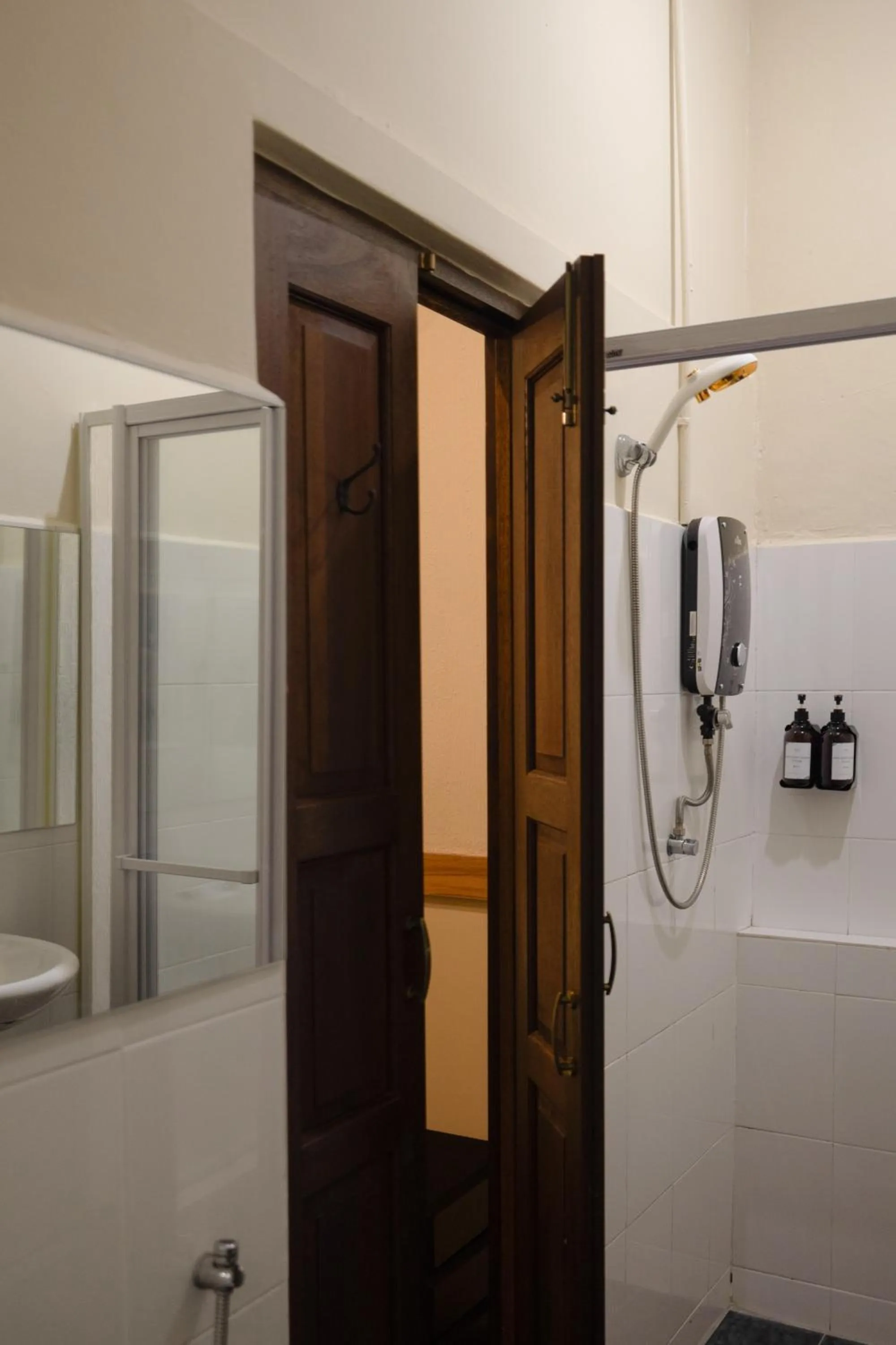 Shower in Armenian House by IIP