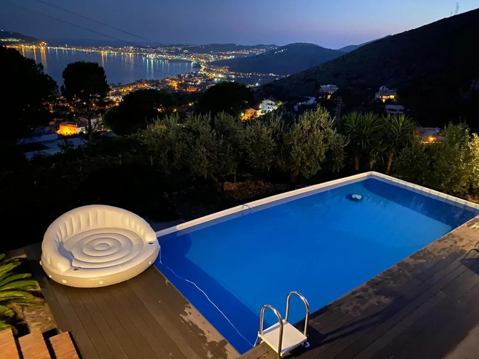 Il Casale villa con piscina e giardino vista mare Il Casale villa con piscina e giardino vista mare