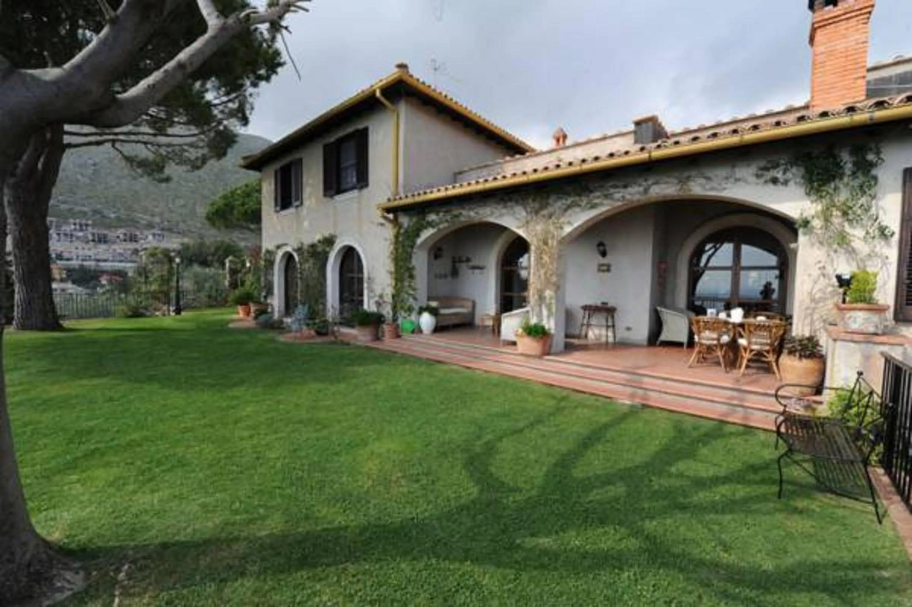 Il Casale villa con piscina e giardino vista mare