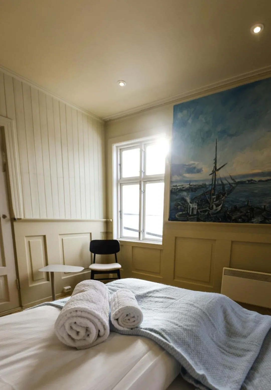 Photo of the whole room, Bed in Skata Hotel Henningsvær