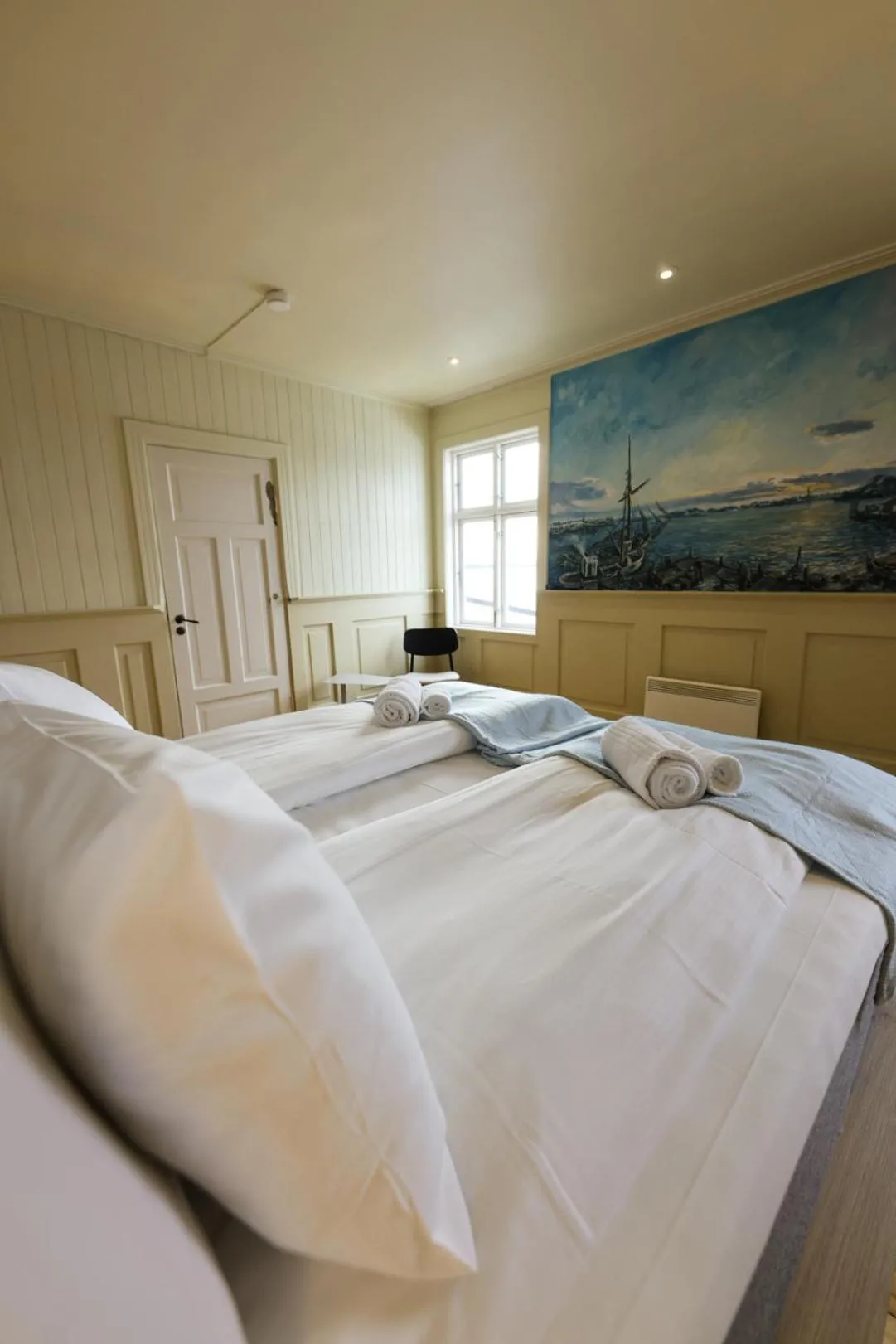 Photo of the whole room, Bed in Skata Hotel Henningsvær