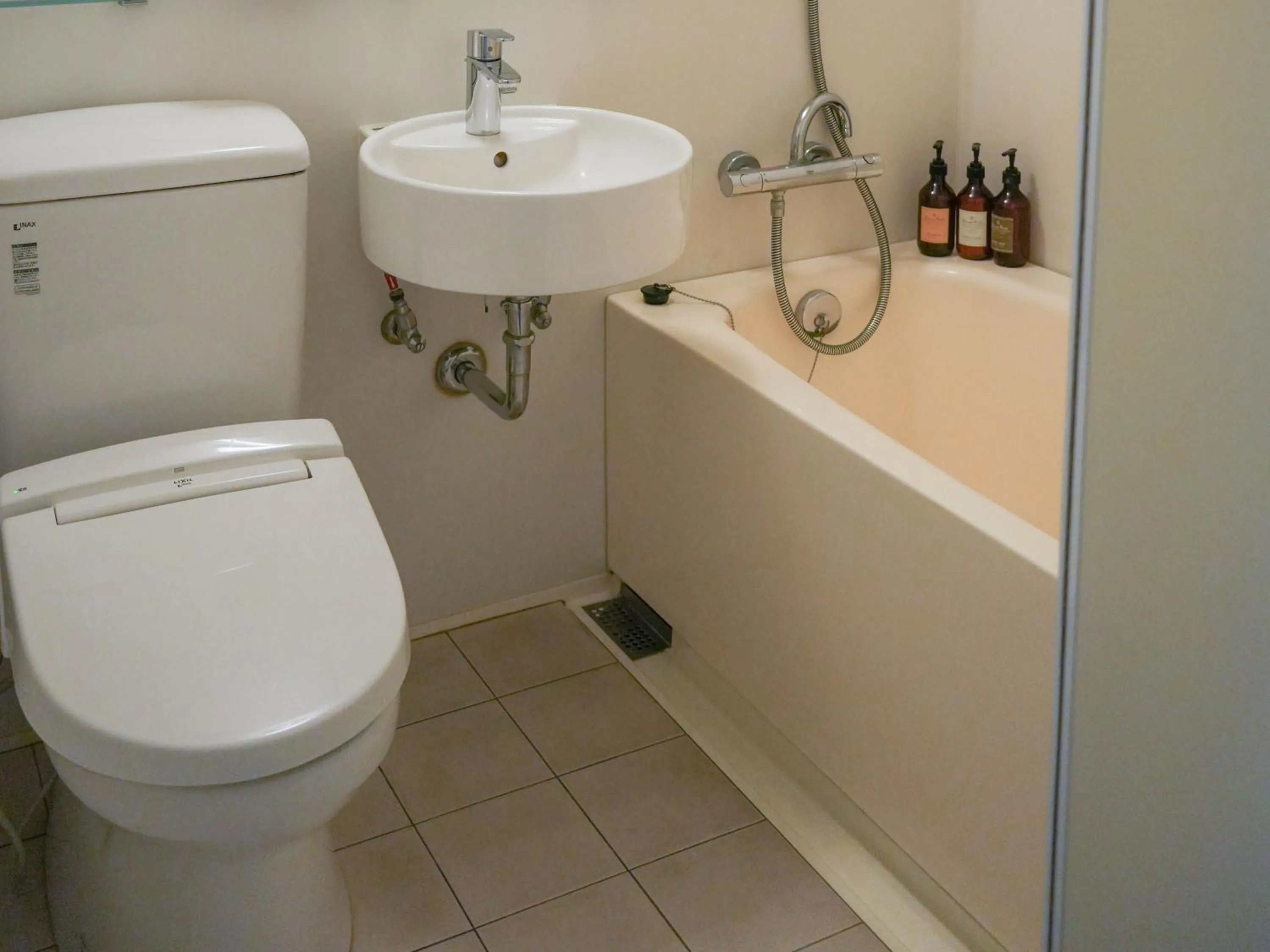 Toilet in Rembrandt Style Yokohama Sakuragicho