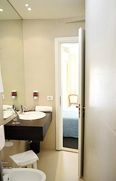 Bathroom, Bed in Hotel Admiral - on the beach