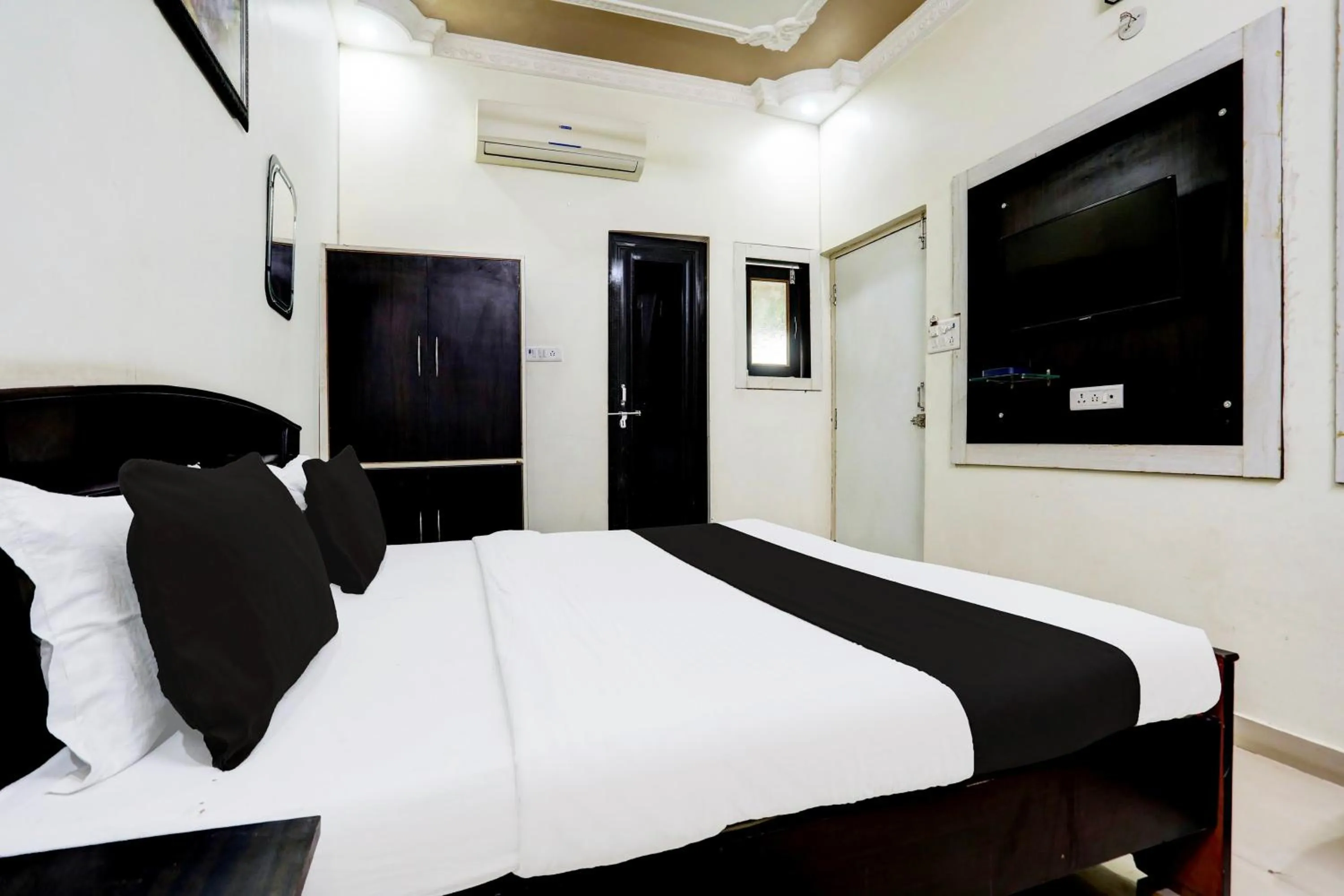 Facade/entrance, Bed in HOTEL O ORVIN INN