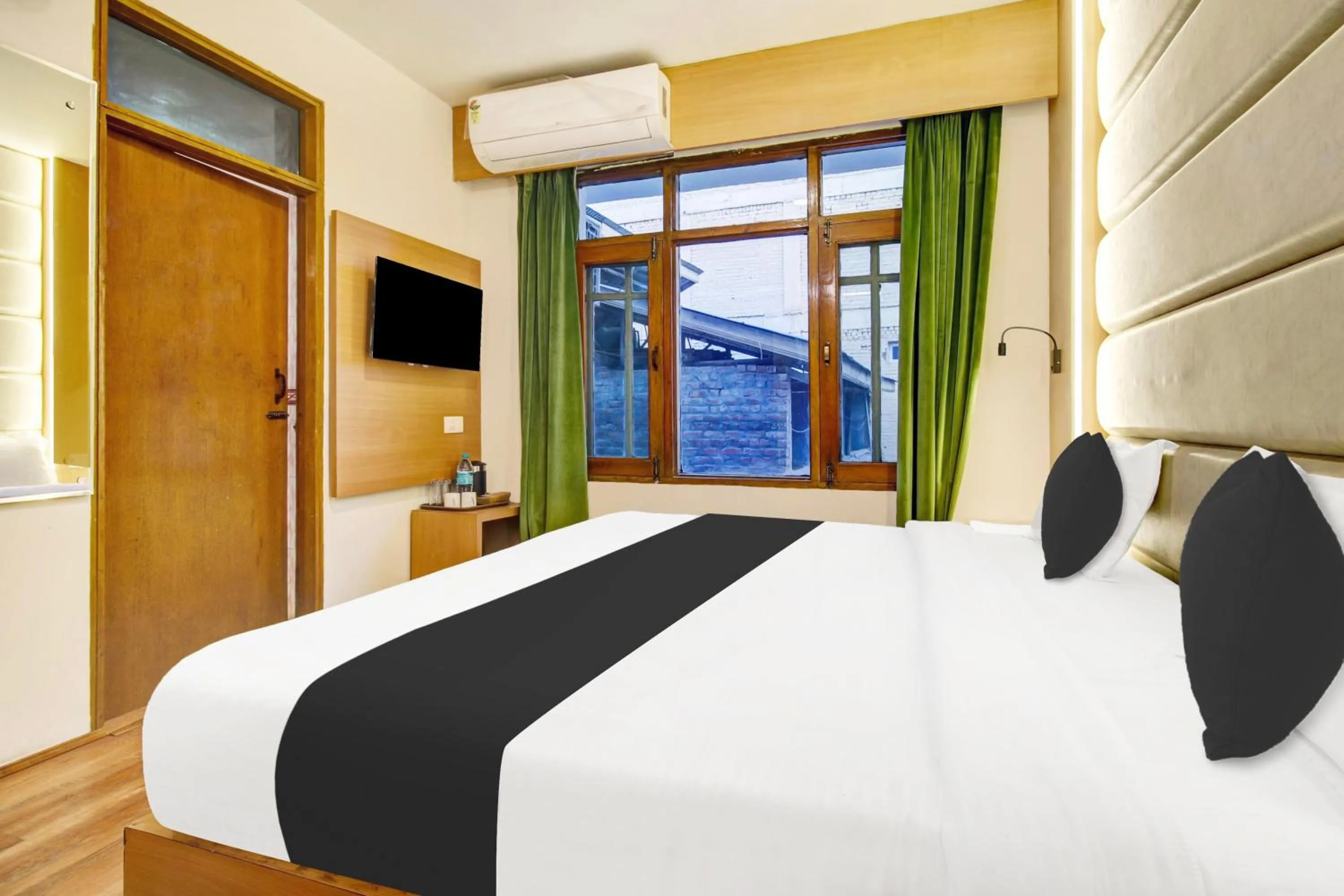 Bedroom, Bed in Super Townhouse Rajbagh Formerly Hotel Modern