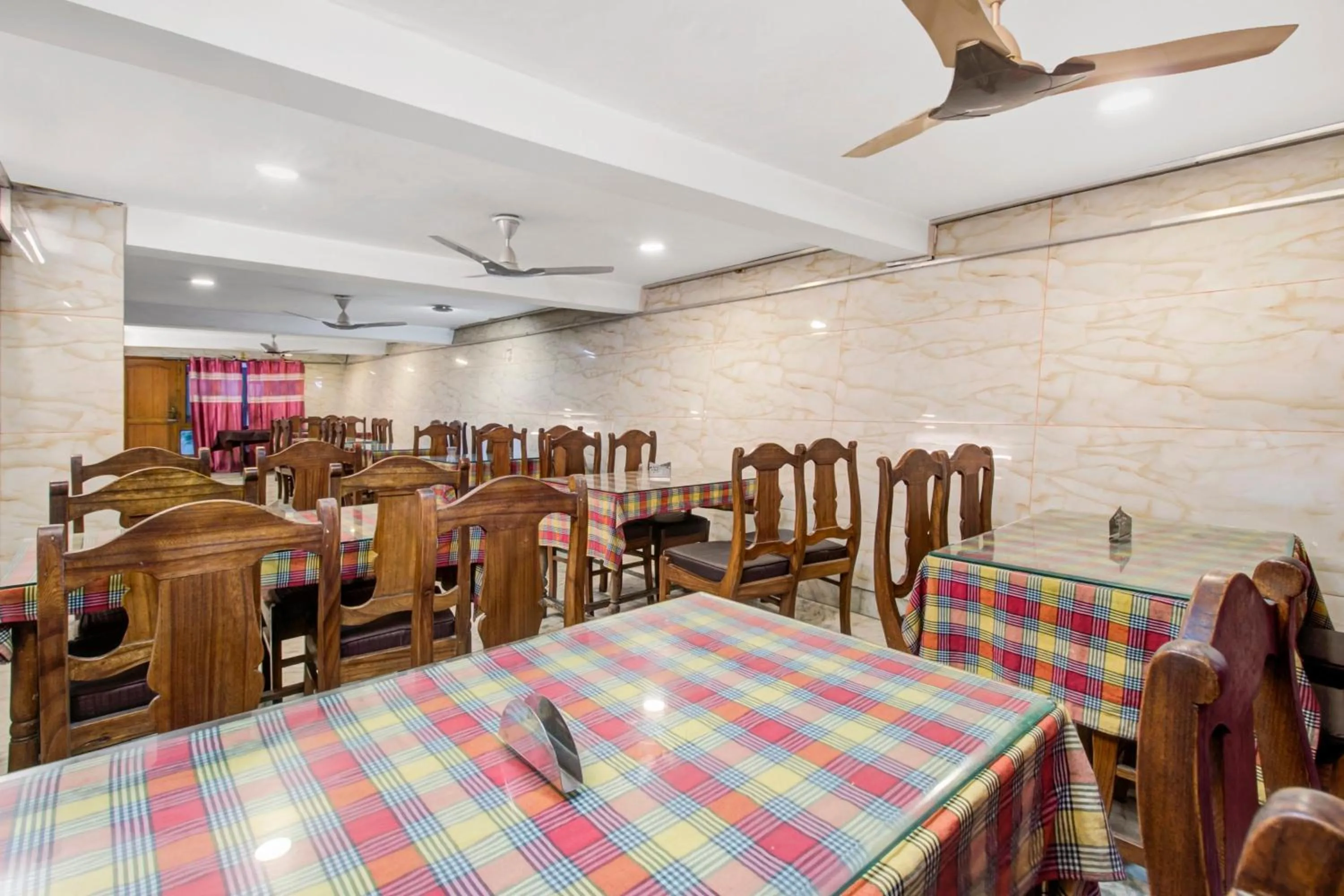 Restaurant/places to eat in Super Townhouse Rajbagh Formerly Hotel Modern