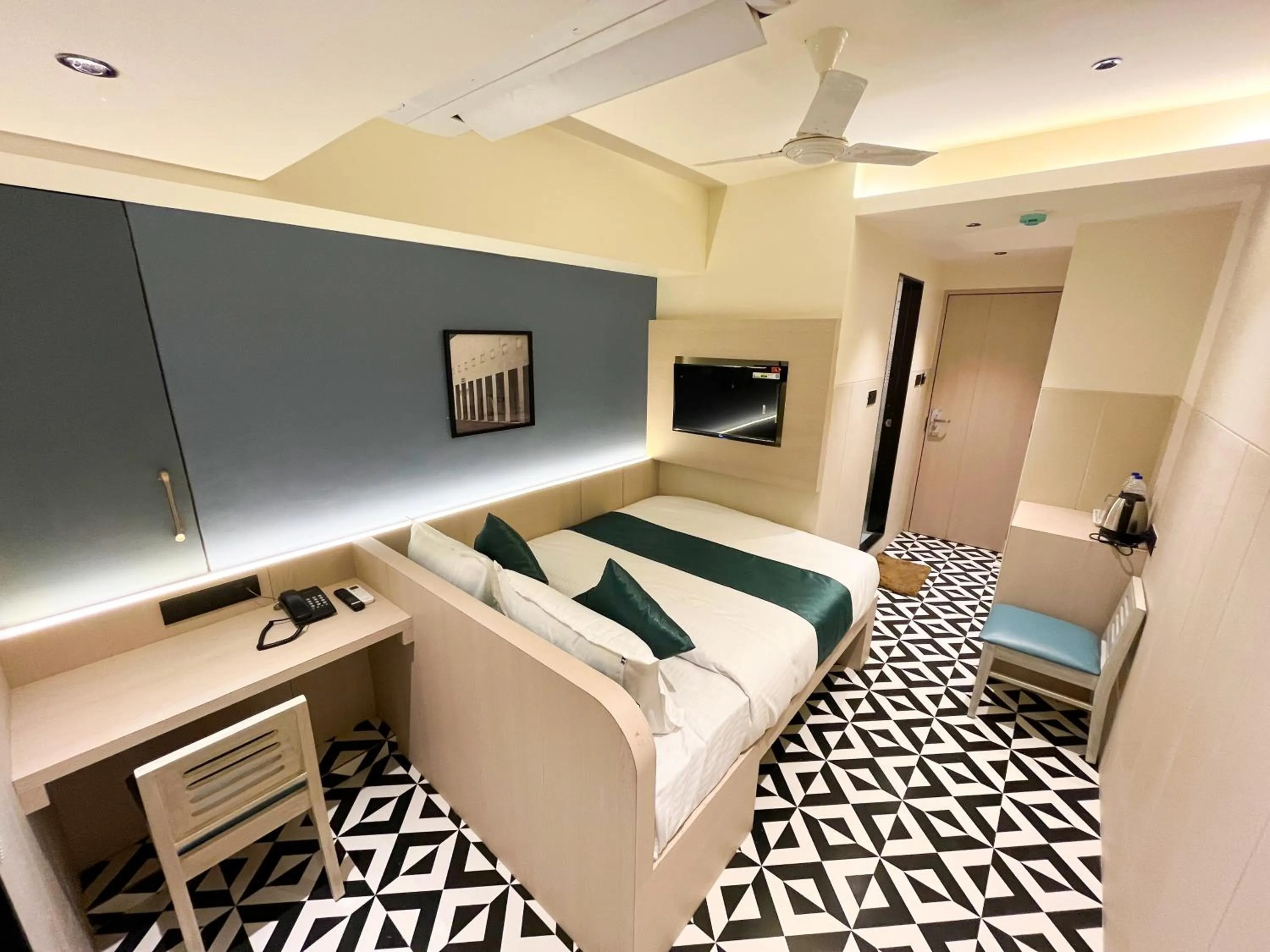 TV and multimedia, Bed in Bandra Stays