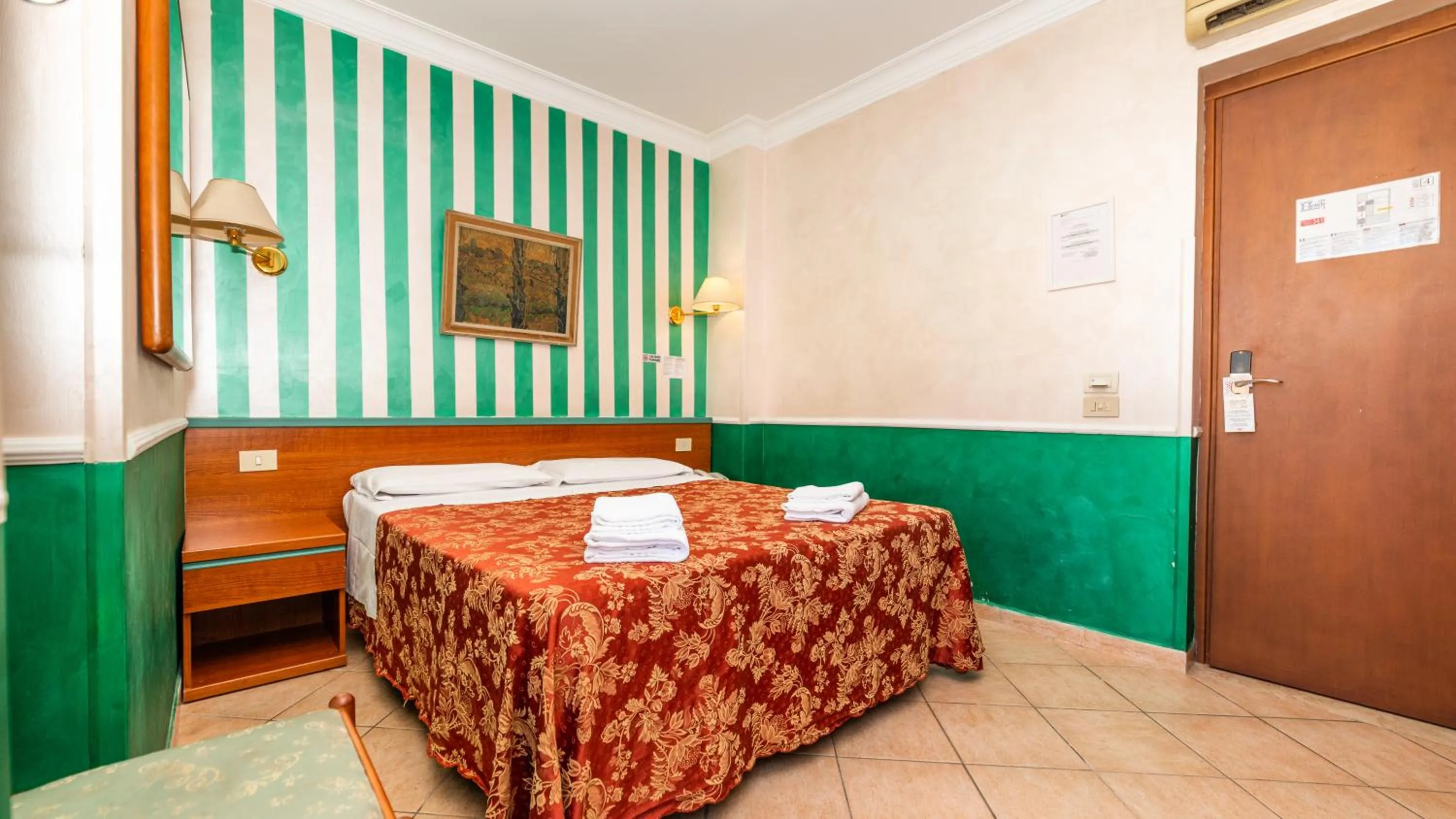 Bedroom, Bed in Hotel Center 3