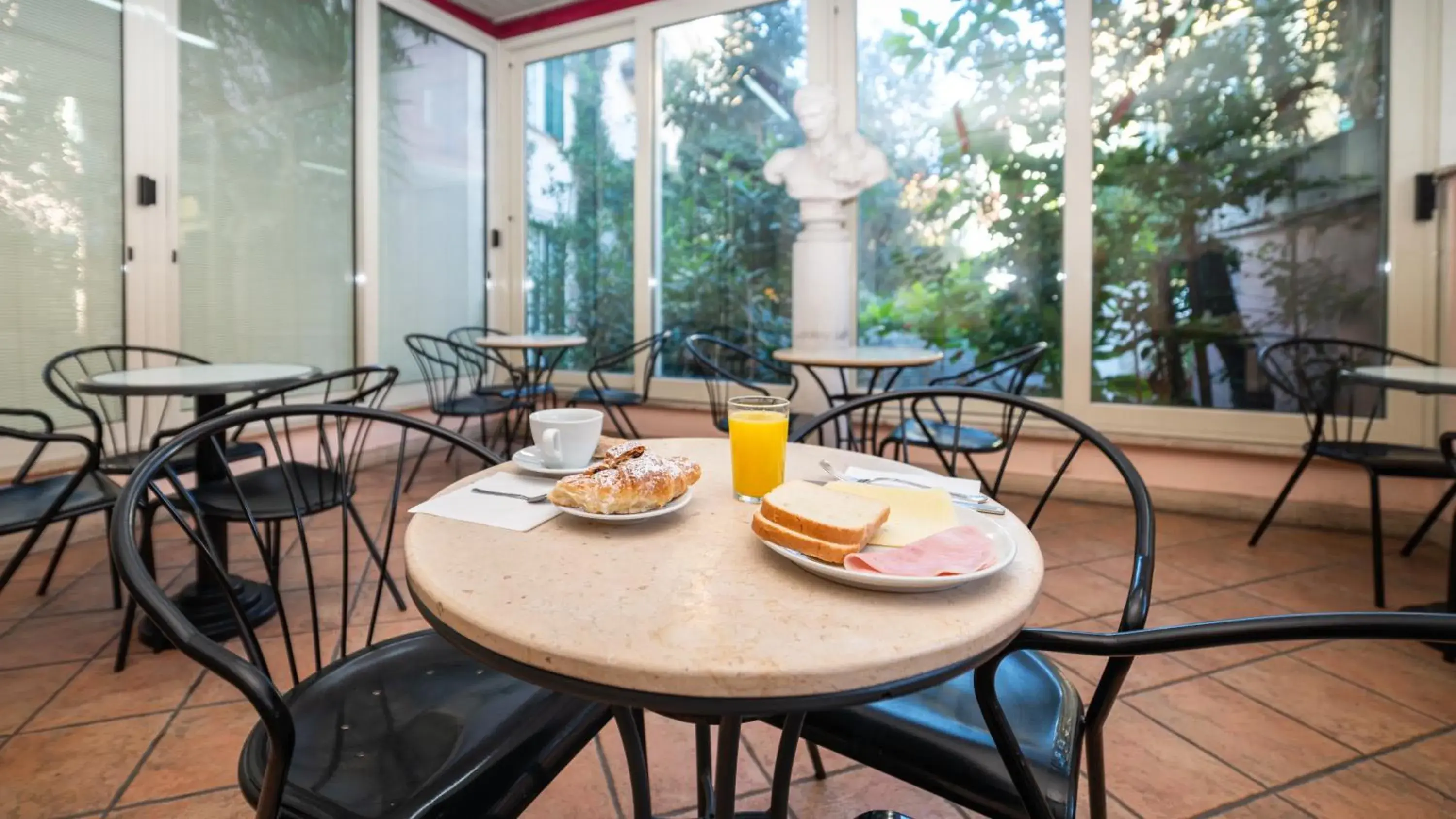 Breakfast in Hotel Center 3 Breakfast in Hotel Center 3