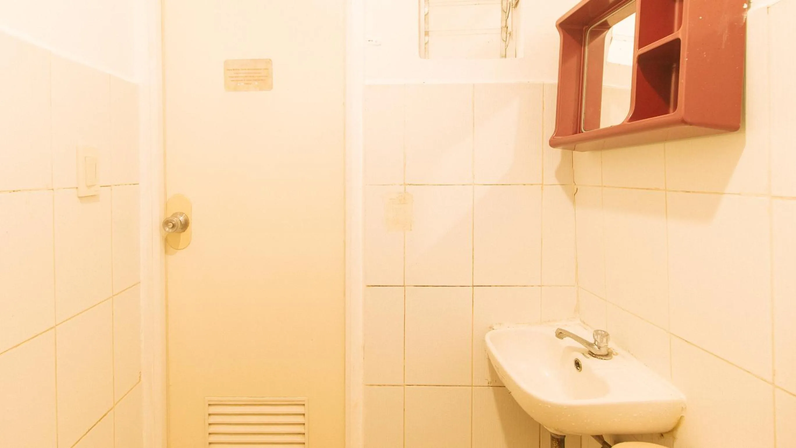 Shower in RedDoorz at City Stay Inns Marilao