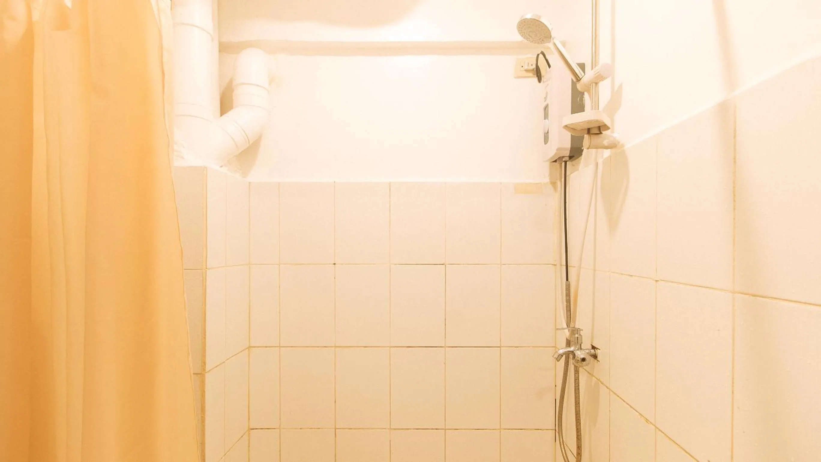 Shower in RedDoorz at City Stay Inns Marilao