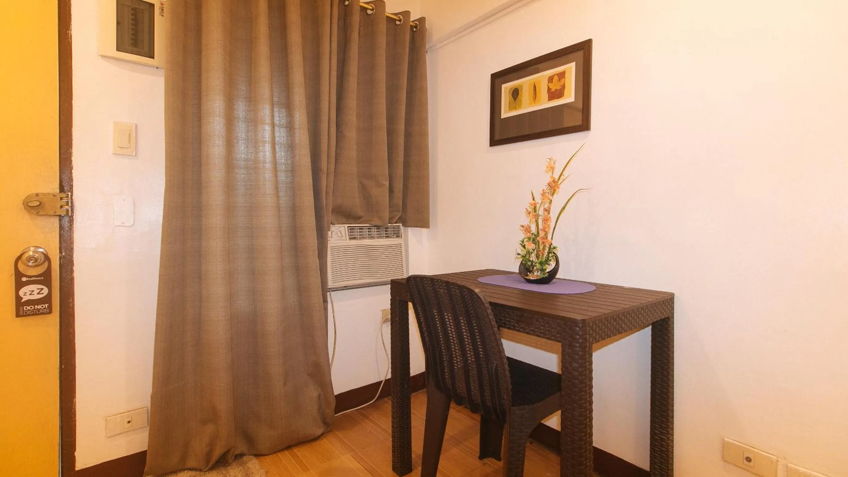 Dining area in RedDoorz at City Stay Inns Marilao