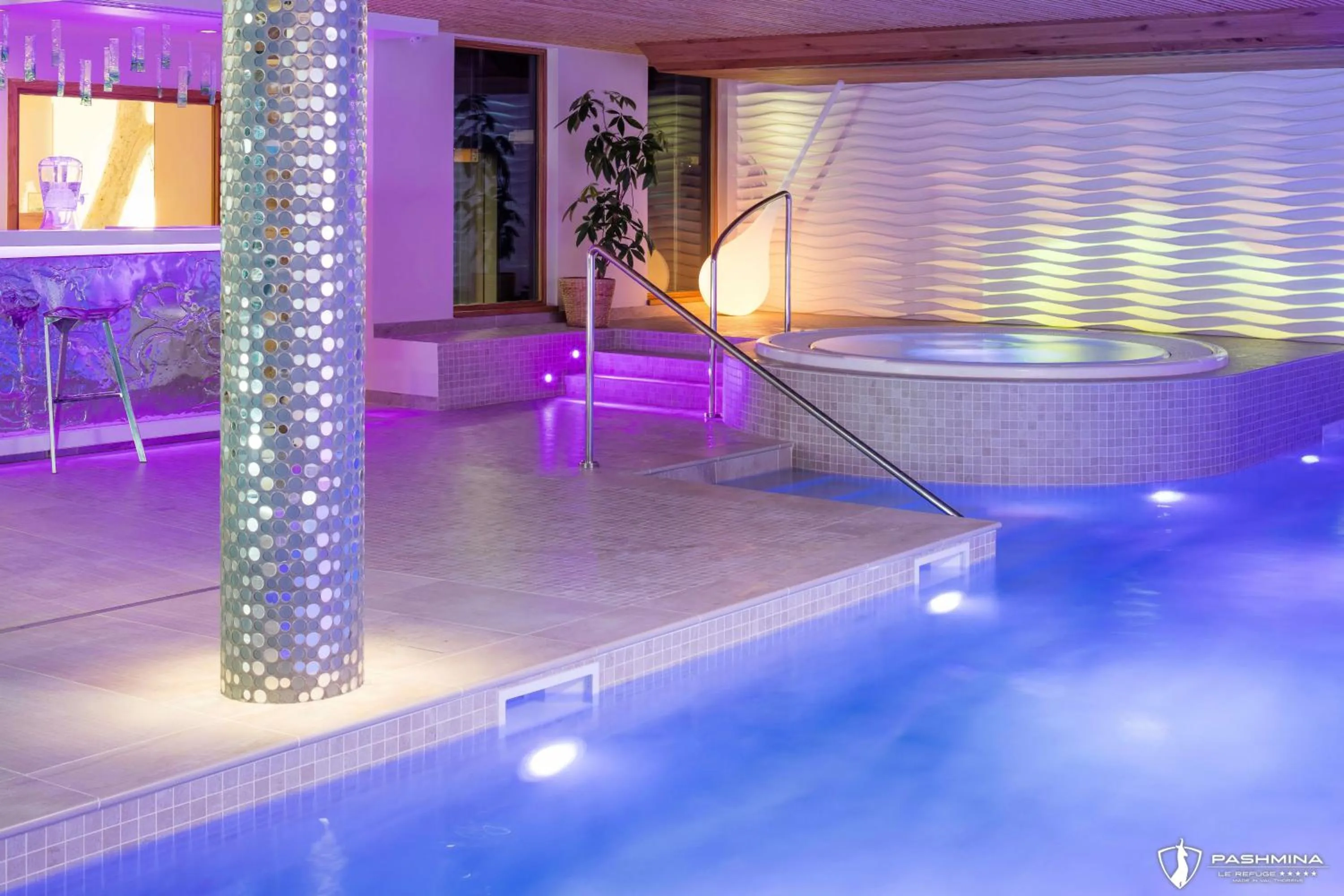 Hot Tub in Hotel Pashmina Le Refuge