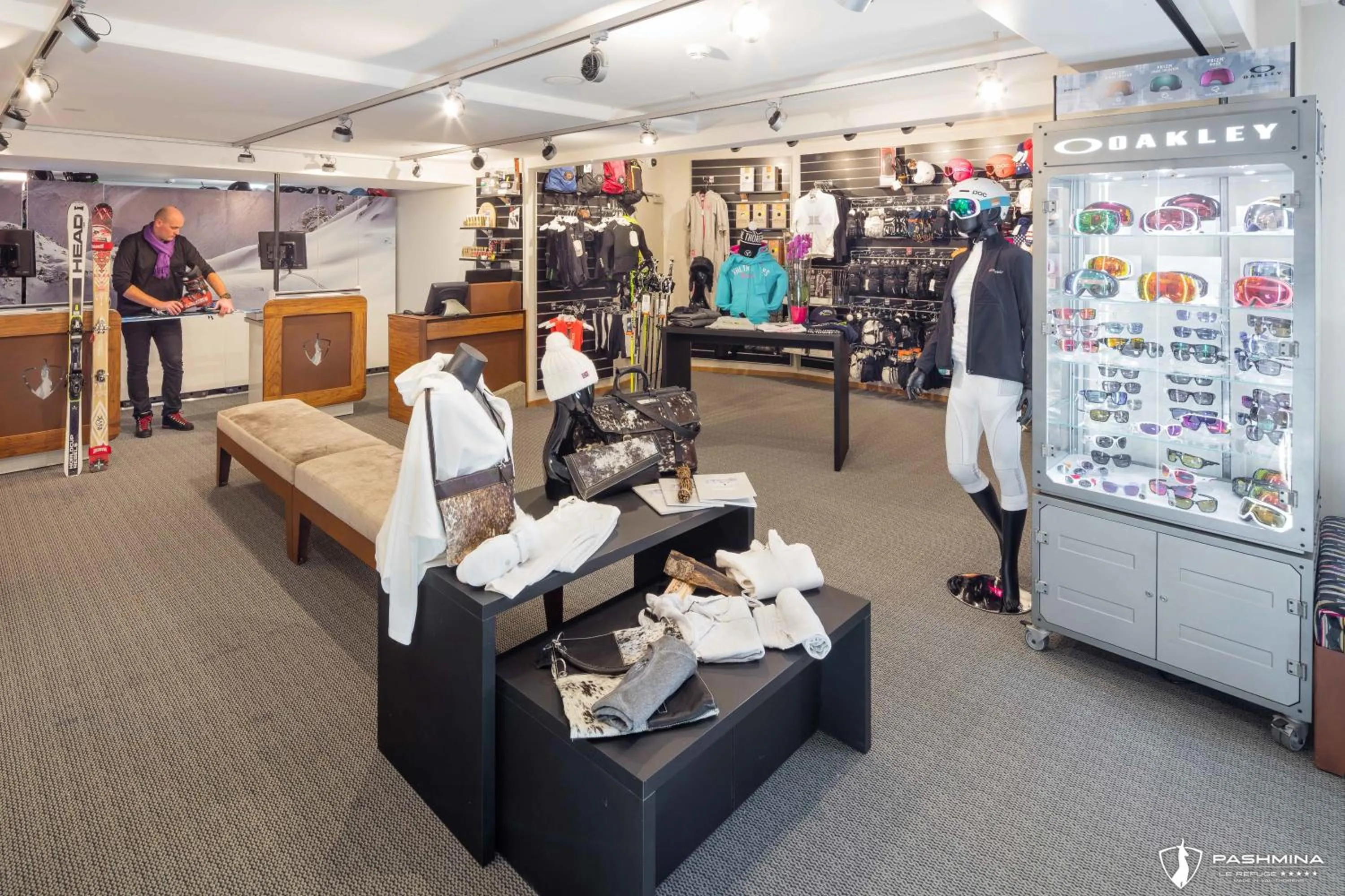 On-site shops in Hotel Pashmina Le Refuge