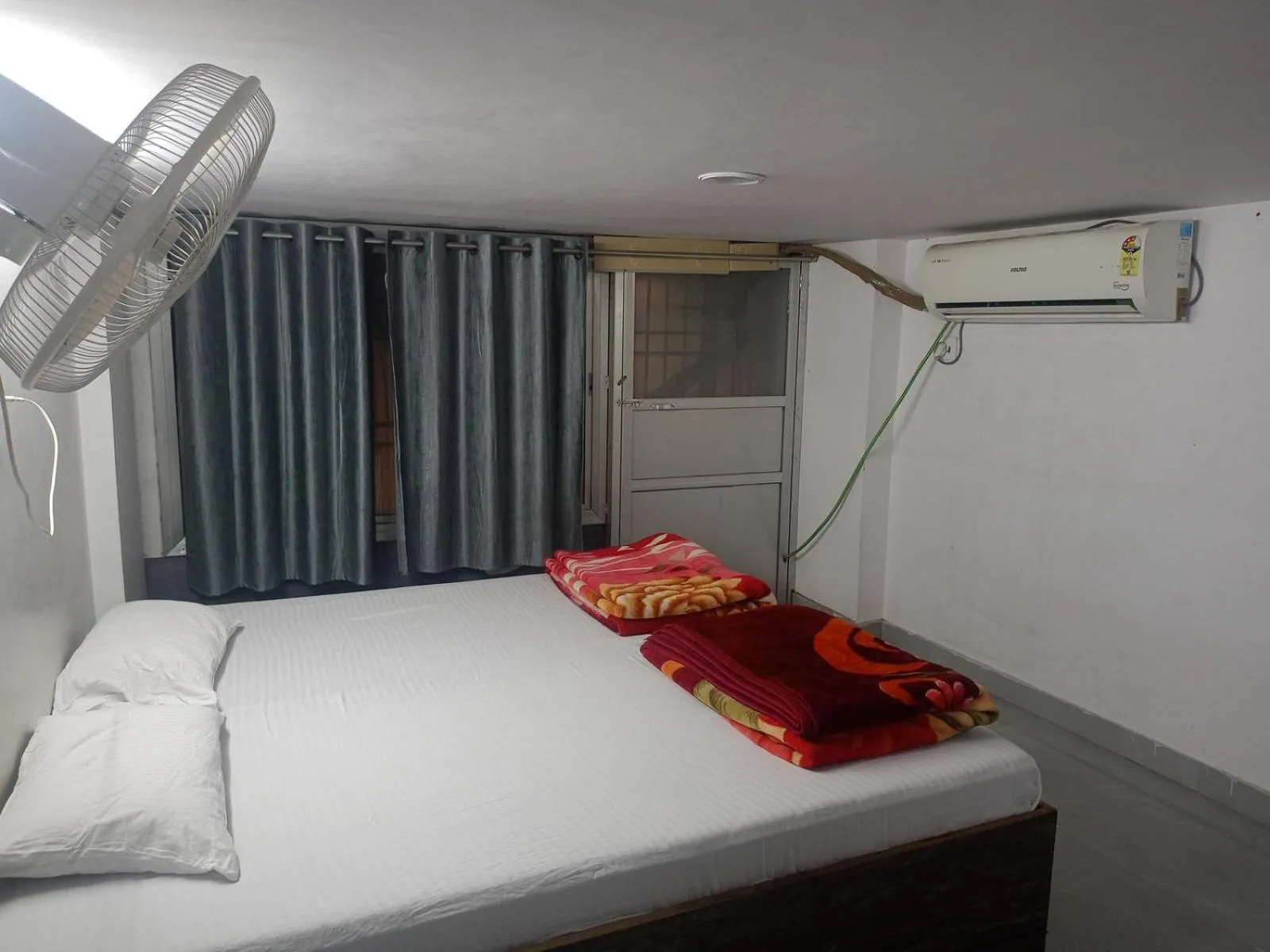 Bed in Kashi Ganga Guest House
