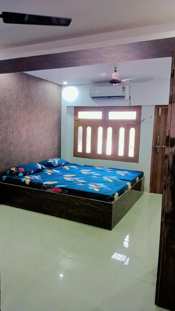 Bed in Kashi Ganga Guest House