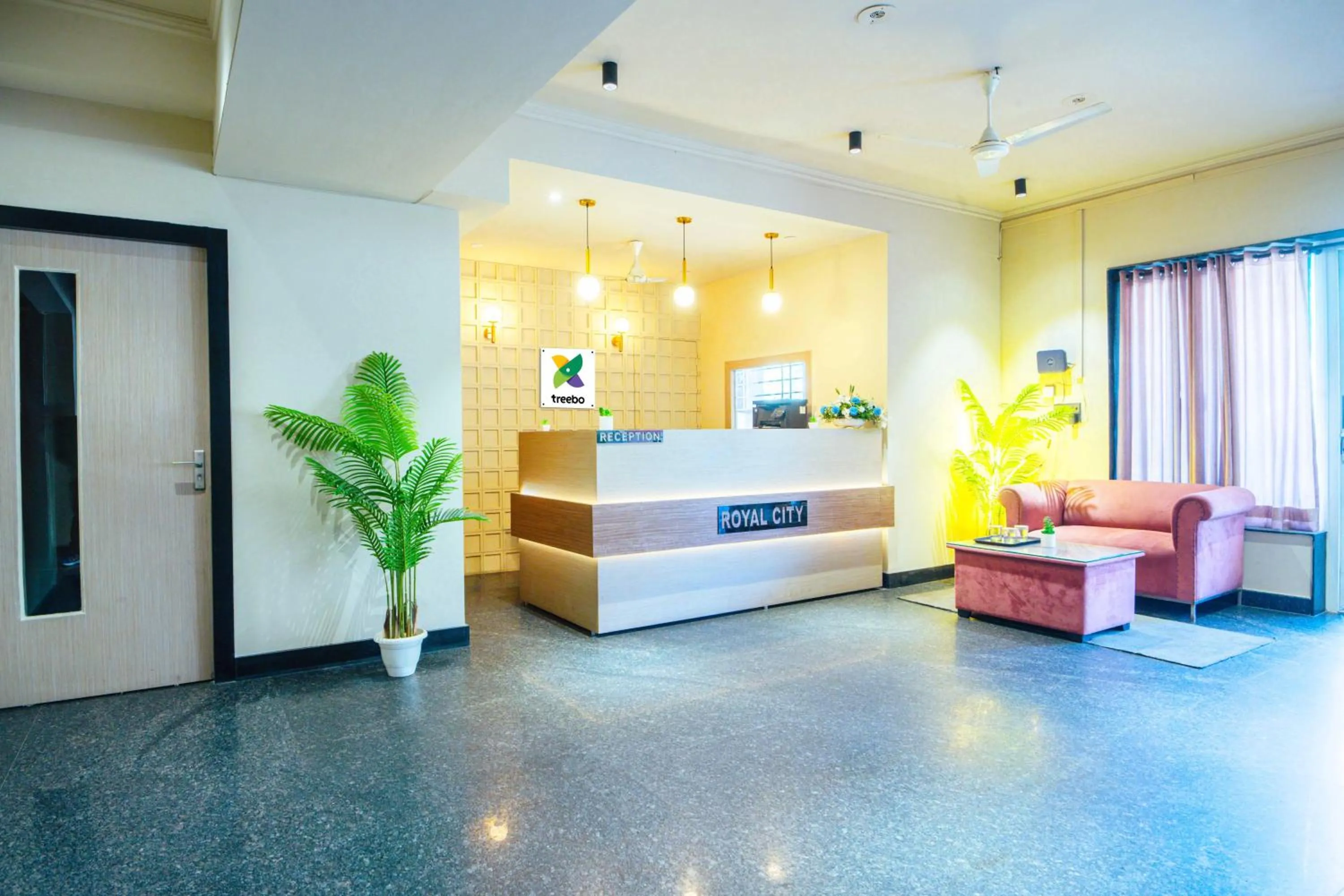 Lobby or reception in Treebo Royal City