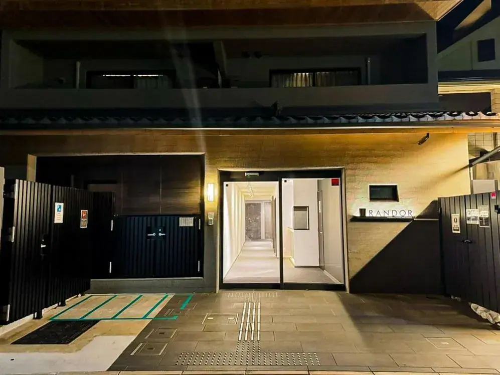Property building in Randor Residence Kyoto Nijo Castle Property building in Randor Residence Kyoto Nijo Castle
