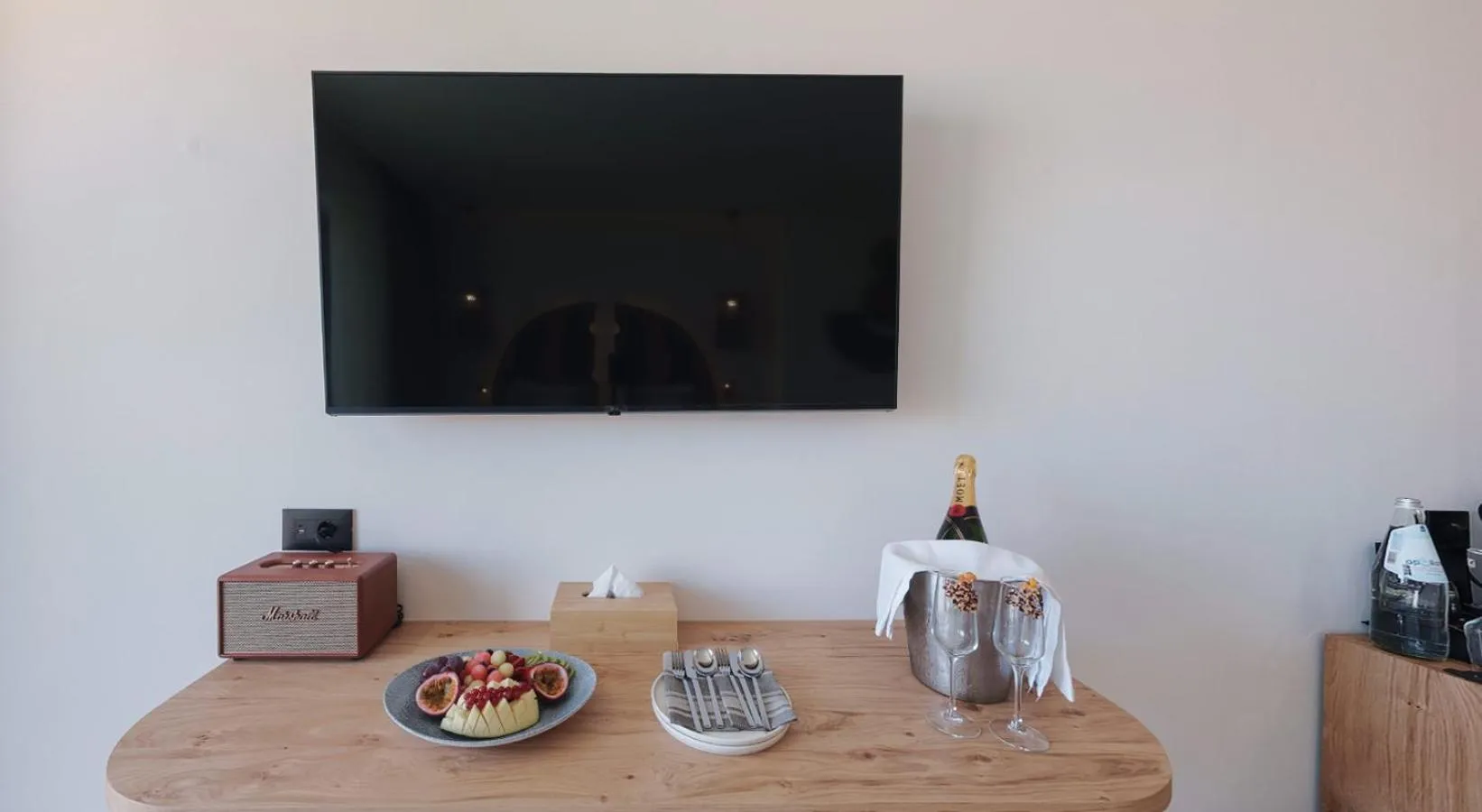 TV and multimedia in Cabana Blu Lifestyle Boutique Hotel & Suites