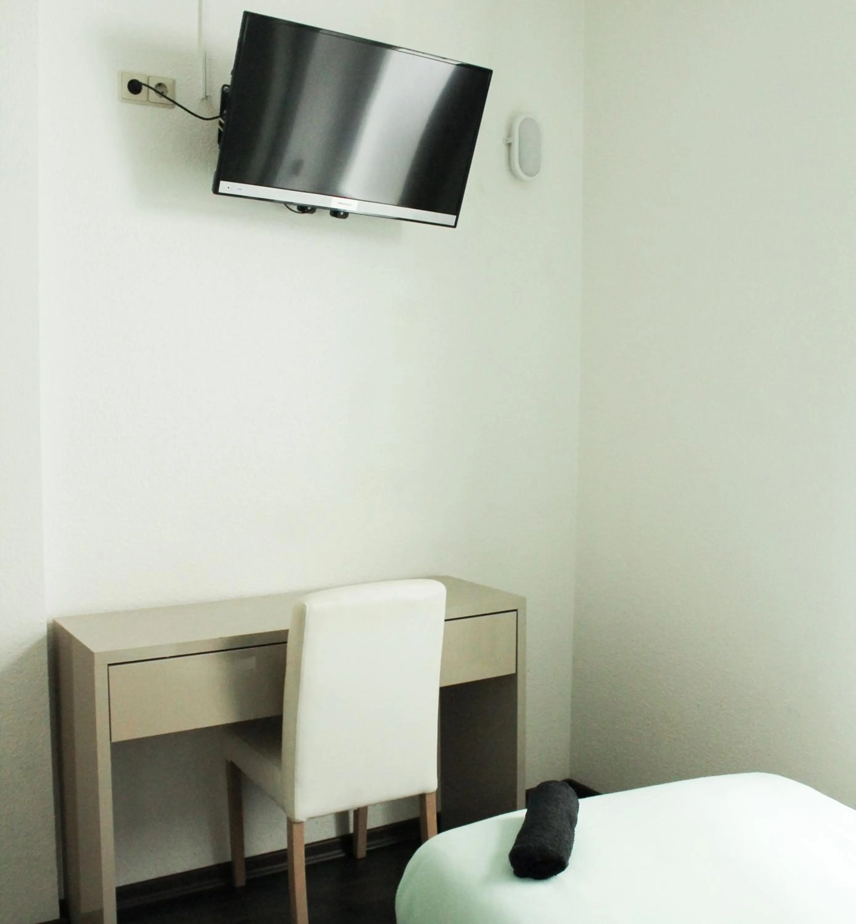 TV and multimedia, Bed in Krummestraße Berlin - Top Unterkunft in Charlottenburg !