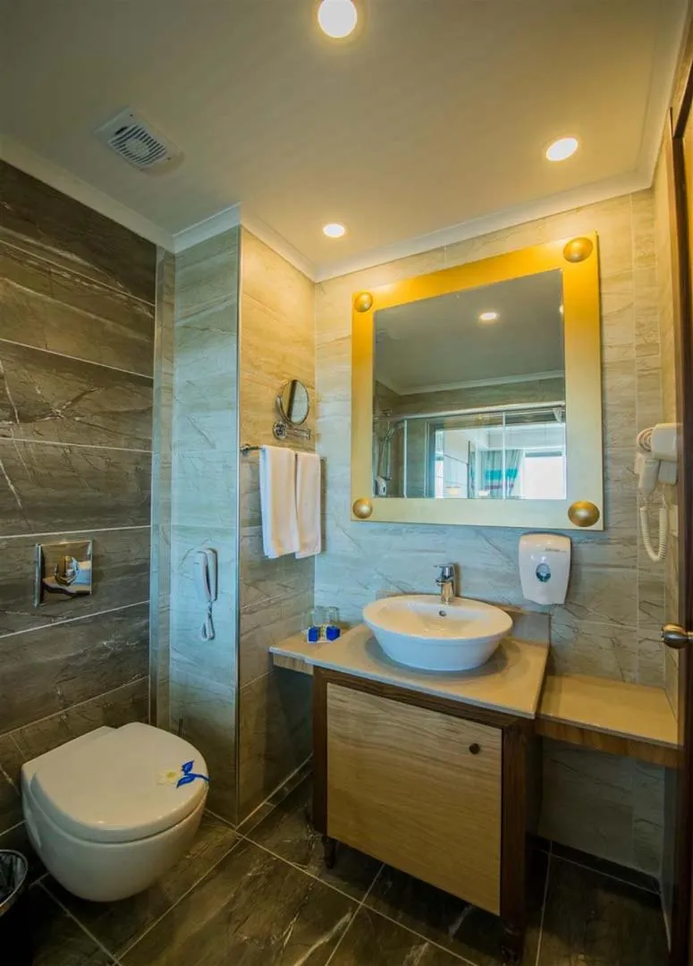 Shower in Dream World Aqua