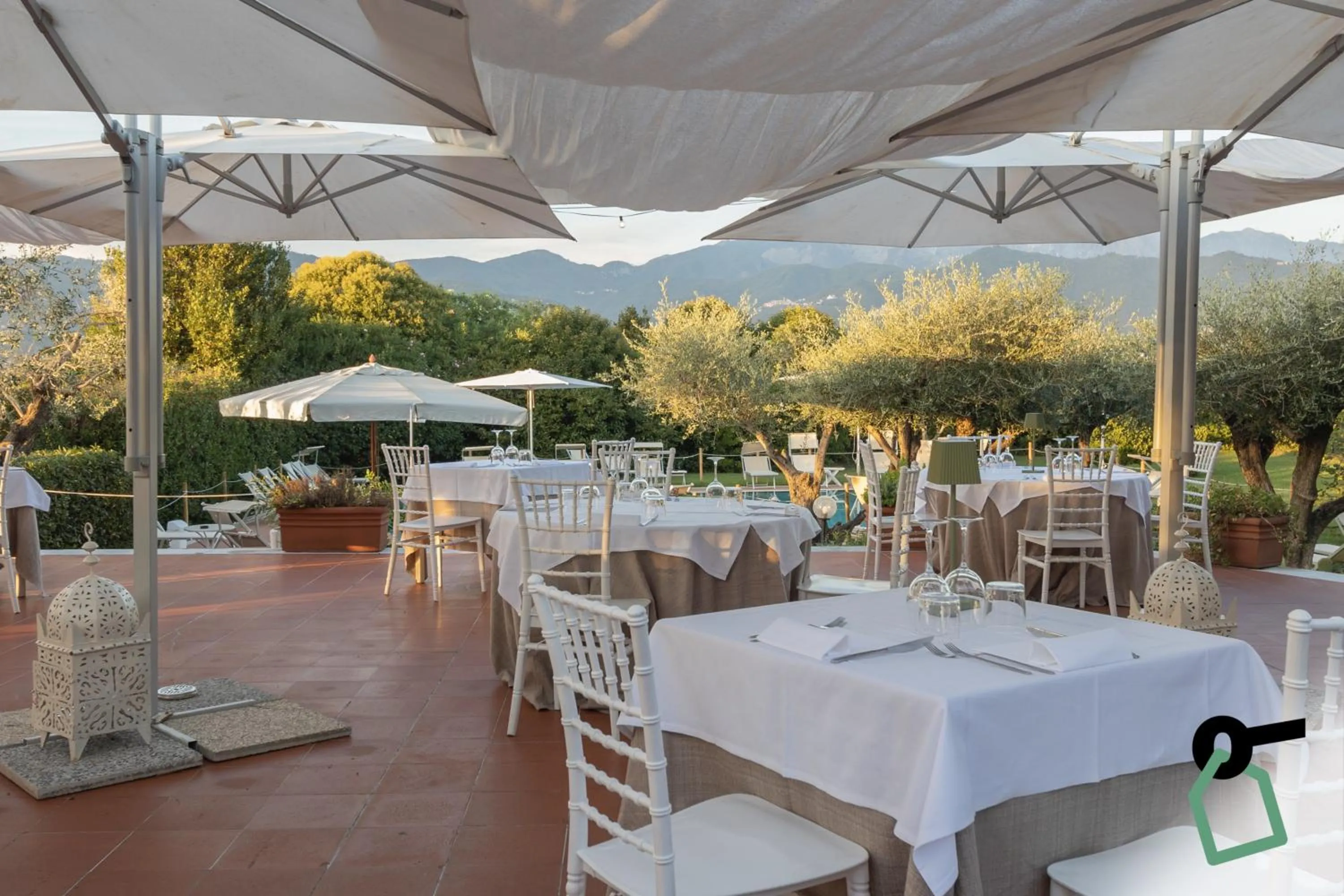 Restaurant/places to eat in HOTIDAY Room Collection - Sarzana