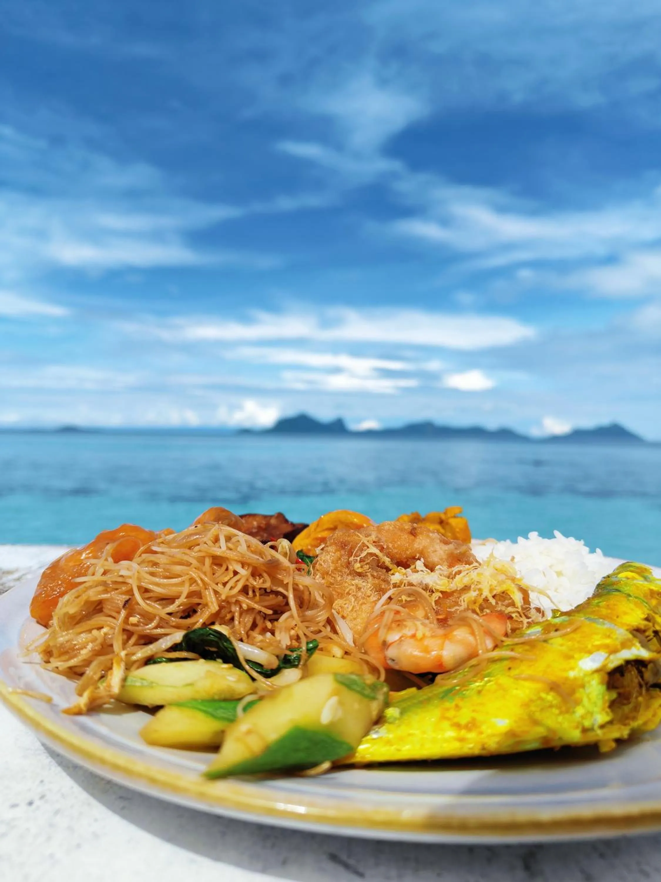 Food and drinks in Bubblefish Water Villa