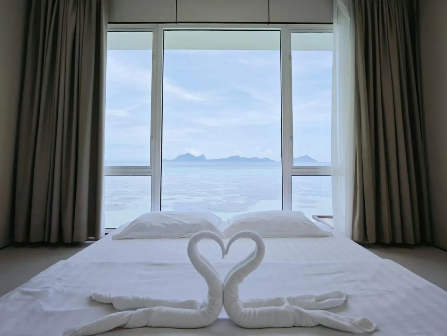 Bed in Bubblefish Water Villa