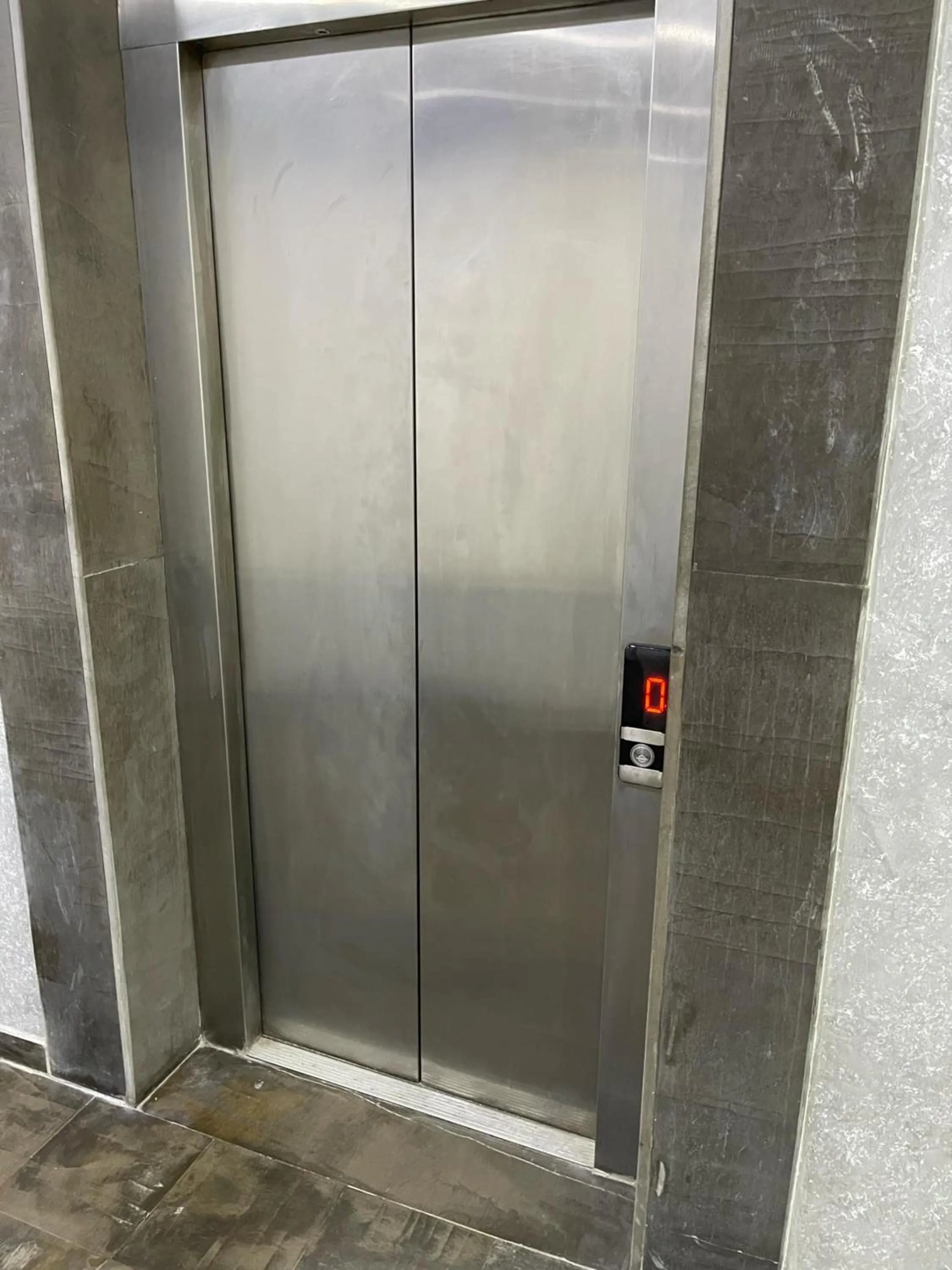 elevator in Le Parisien Tunis