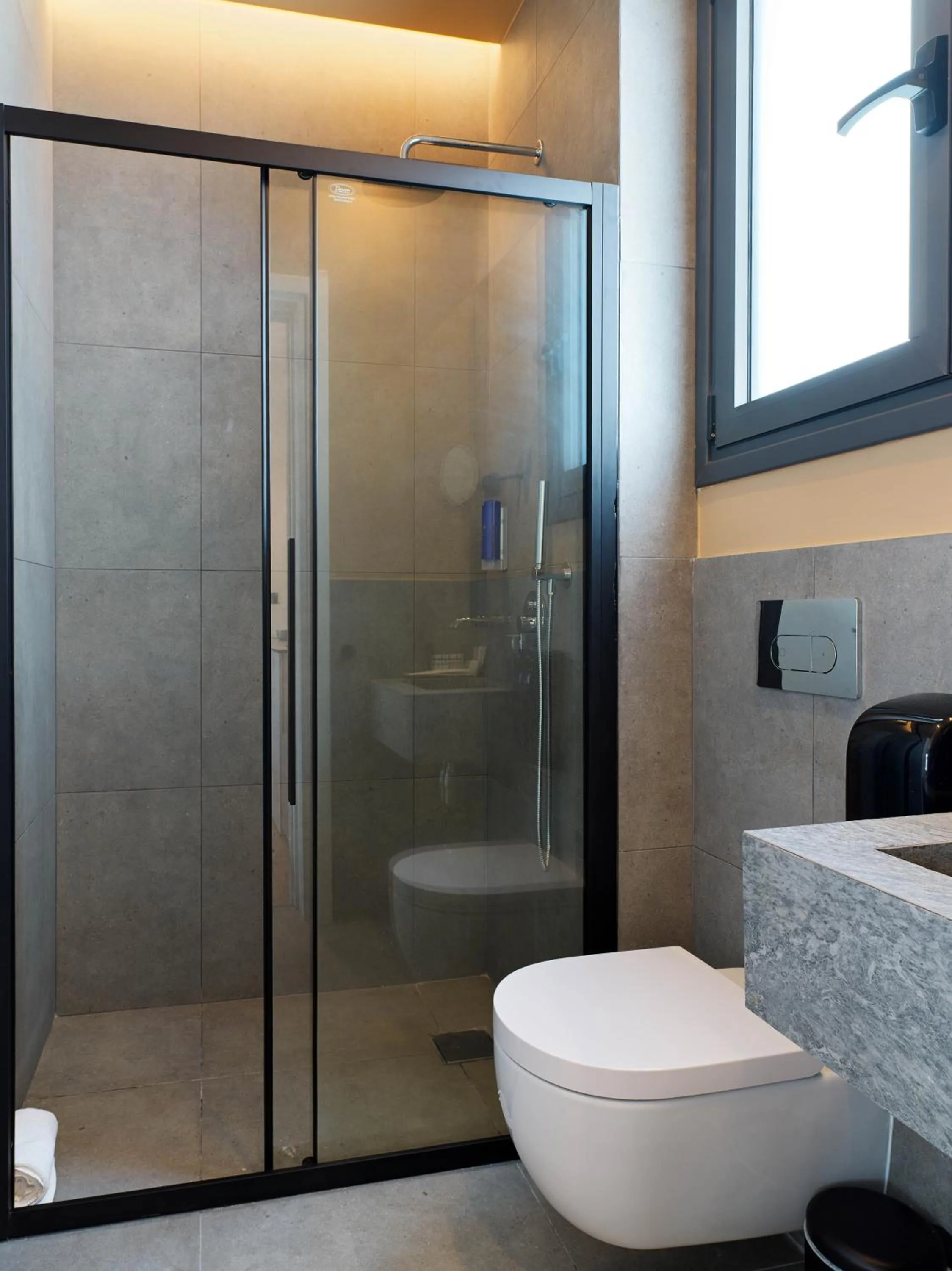 Shower in Alinea Lano Old Town Center