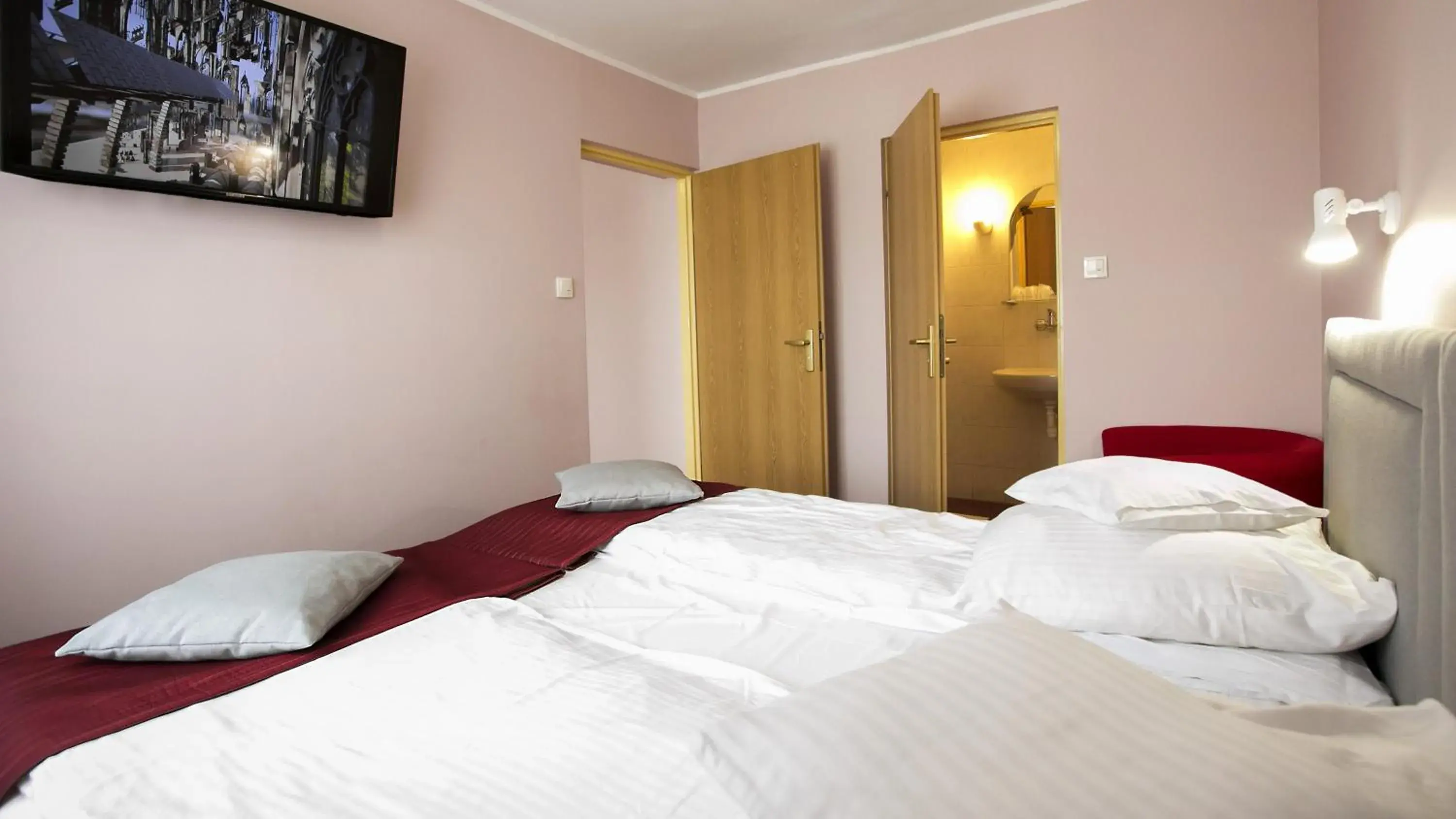 Superior King Room - single occupancy in Hotel Unibus Superior King Room - single occupancy in Hotel Unibus