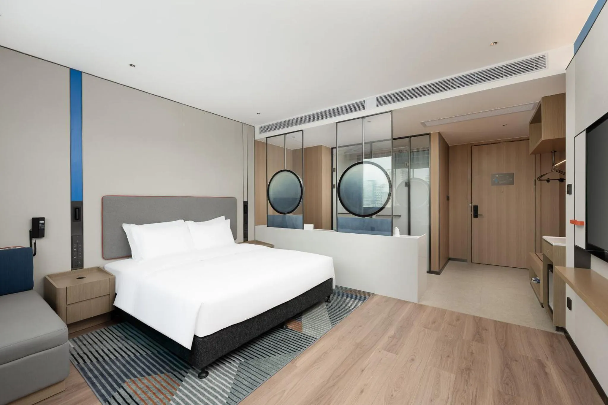 Photo of the whole room, Bed in Holiday Inn Express Haikou World Trade Center by IHG