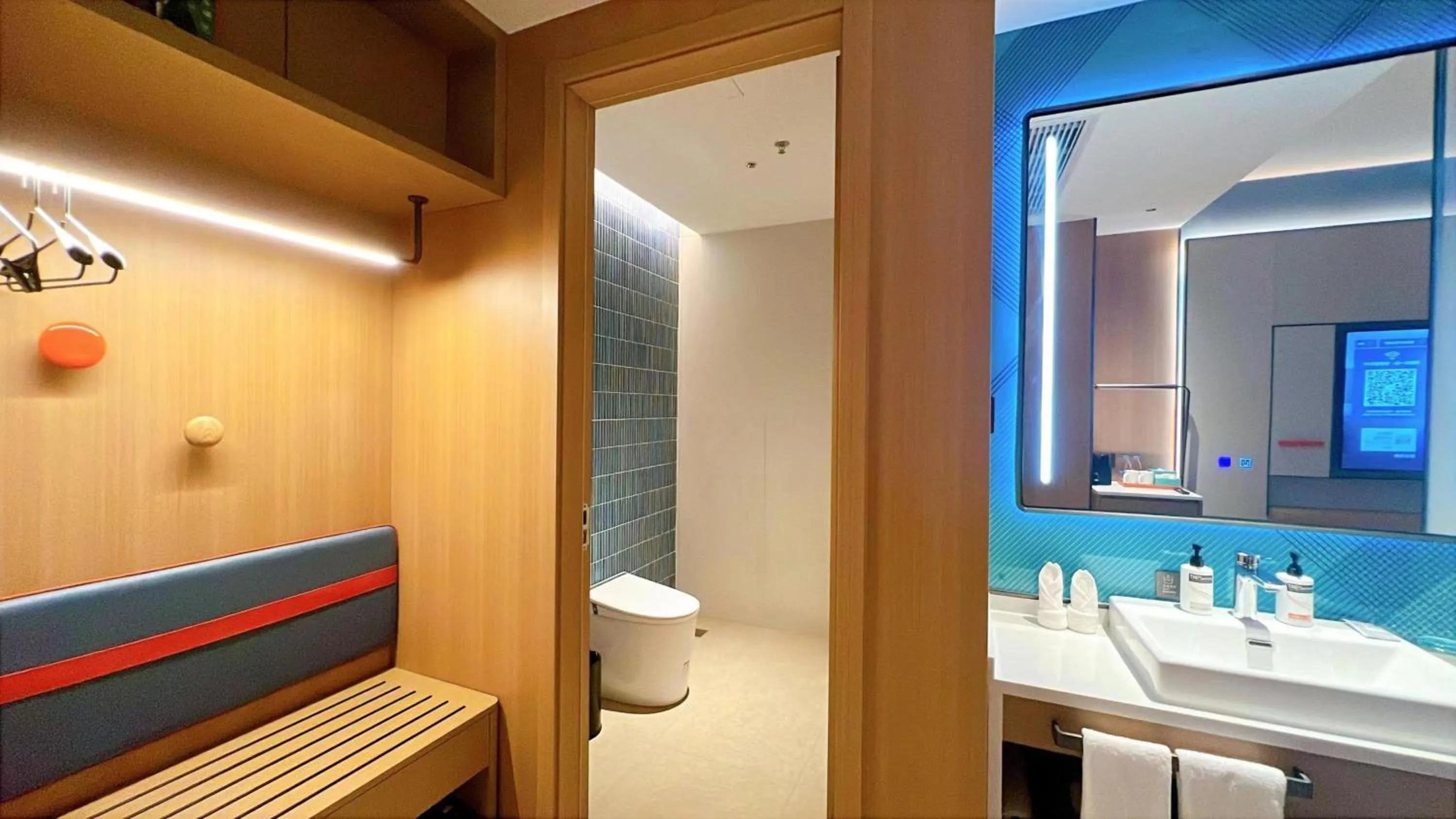 Photo of the whole room in Holiday Inn Express Haikou World Trade Center by IHG