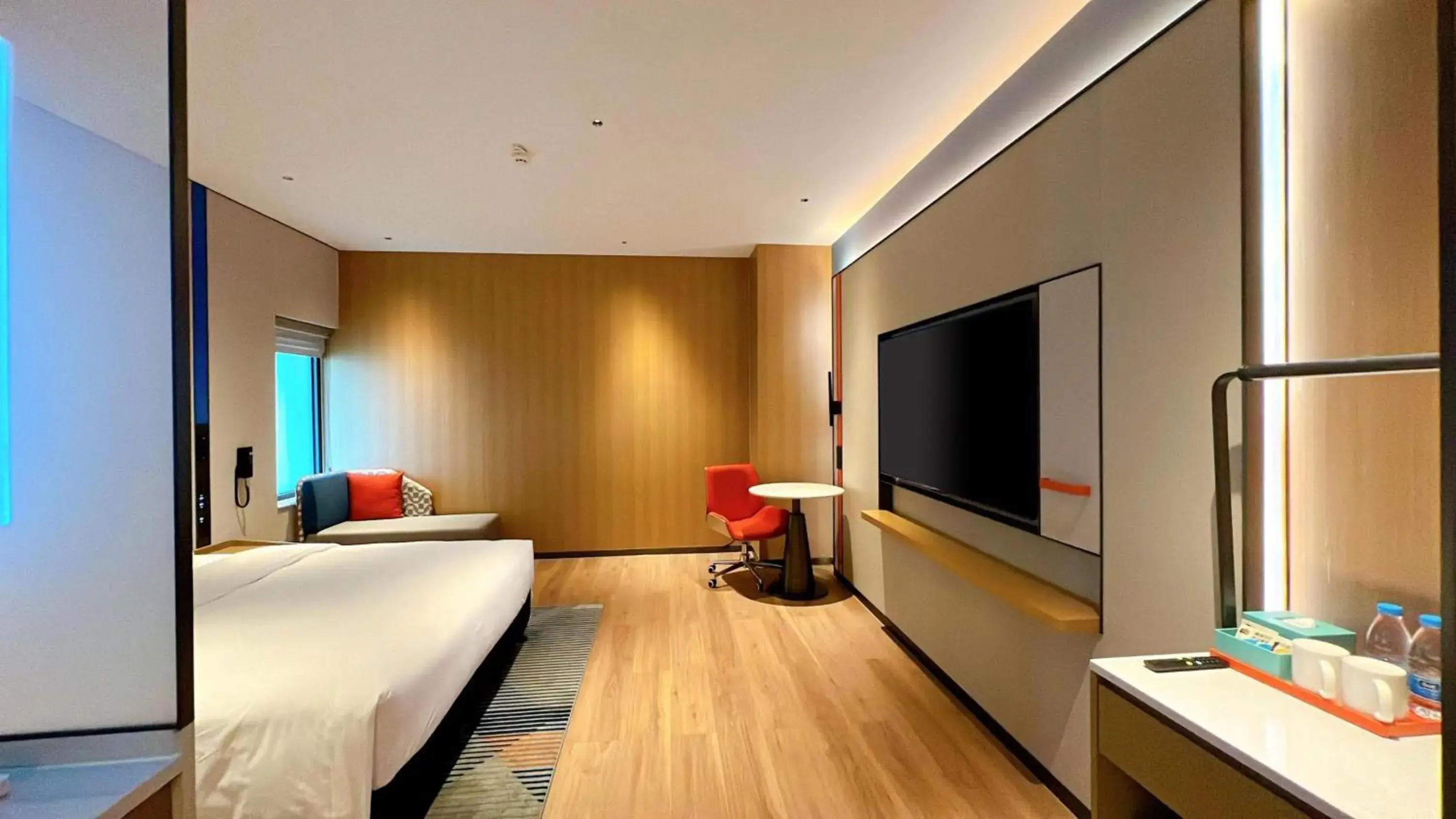 Photo of the whole room, Bed in Holiday Inn Express Haikou World Trade Center by IHG Photo of the whole room, Bed in Holiday Inn Express Haikou World Trade Center by IHG