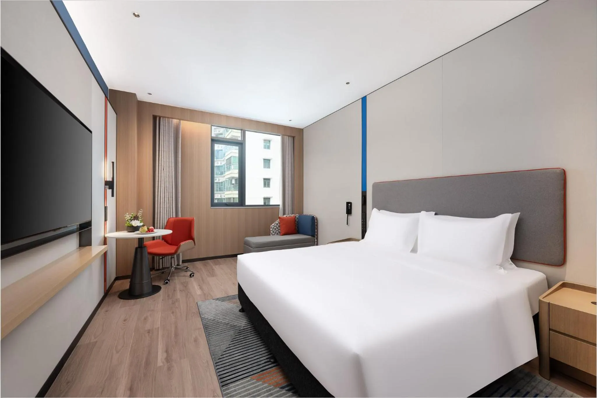 Photo of the whole room, Bed in Holiday Inn Express Haikou World Trade Center by IHG