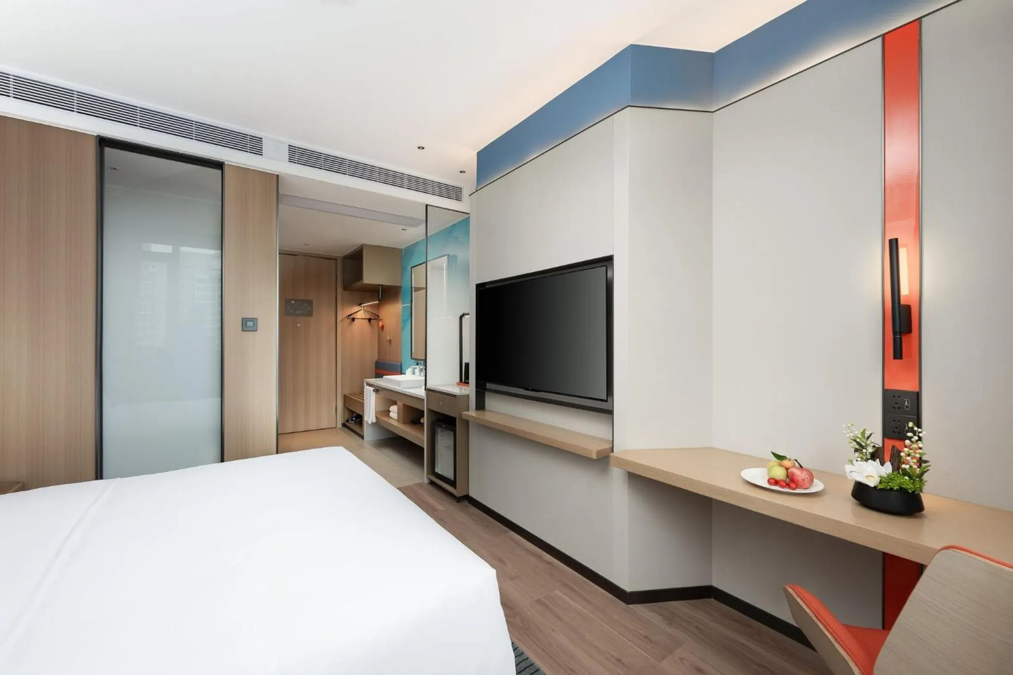 Photo of the whole room, Bed in Holiday Inn Express Haikou World Trade Center by IHG