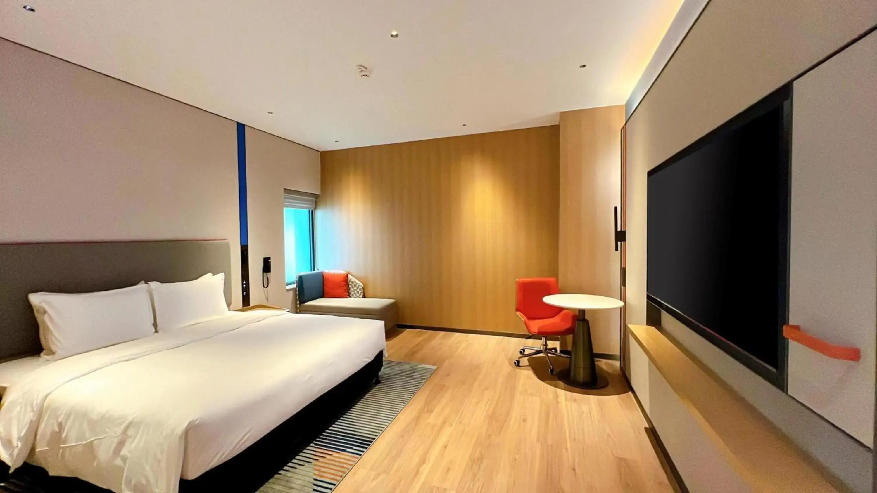 Photo of the whole room, Bed in Holiday Inn Express Haikou World Trade Center by IHG Photo of the whole room, Bed in Holiday Inn Express Haikou World Trade Center by IHG
