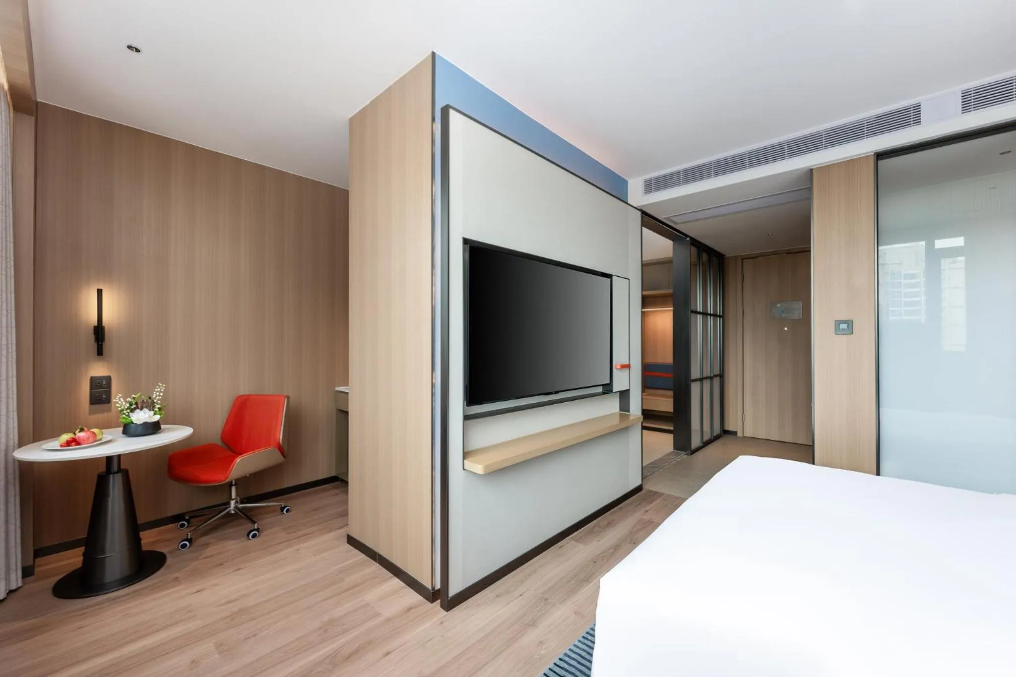 Photo of the whole room, Bed in Holiday Inn Express Haikou World Trade Center by IHG