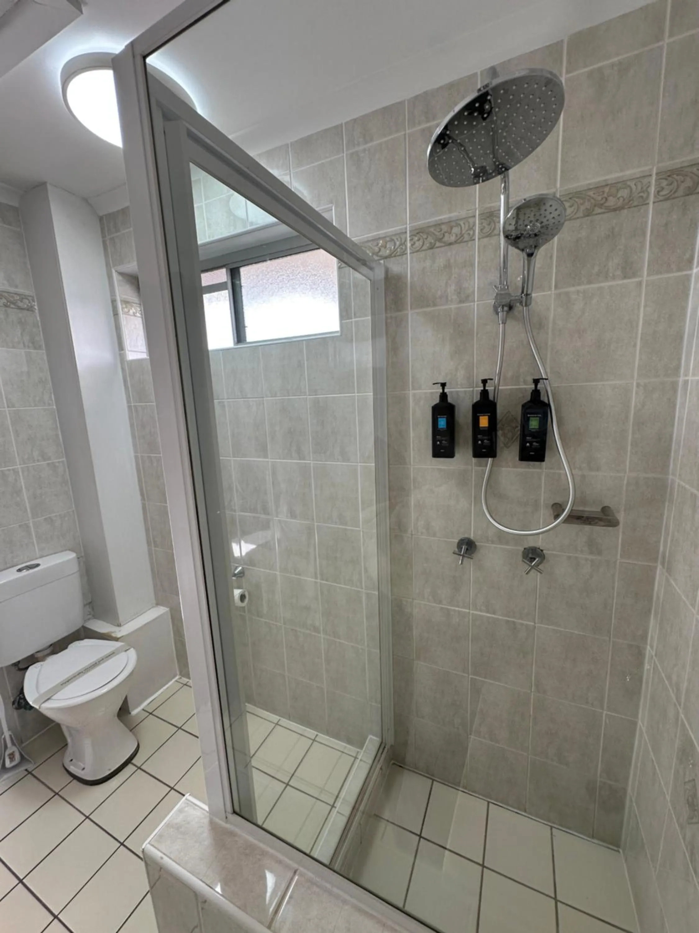 Bathroom in The Oaks Hotel Motel