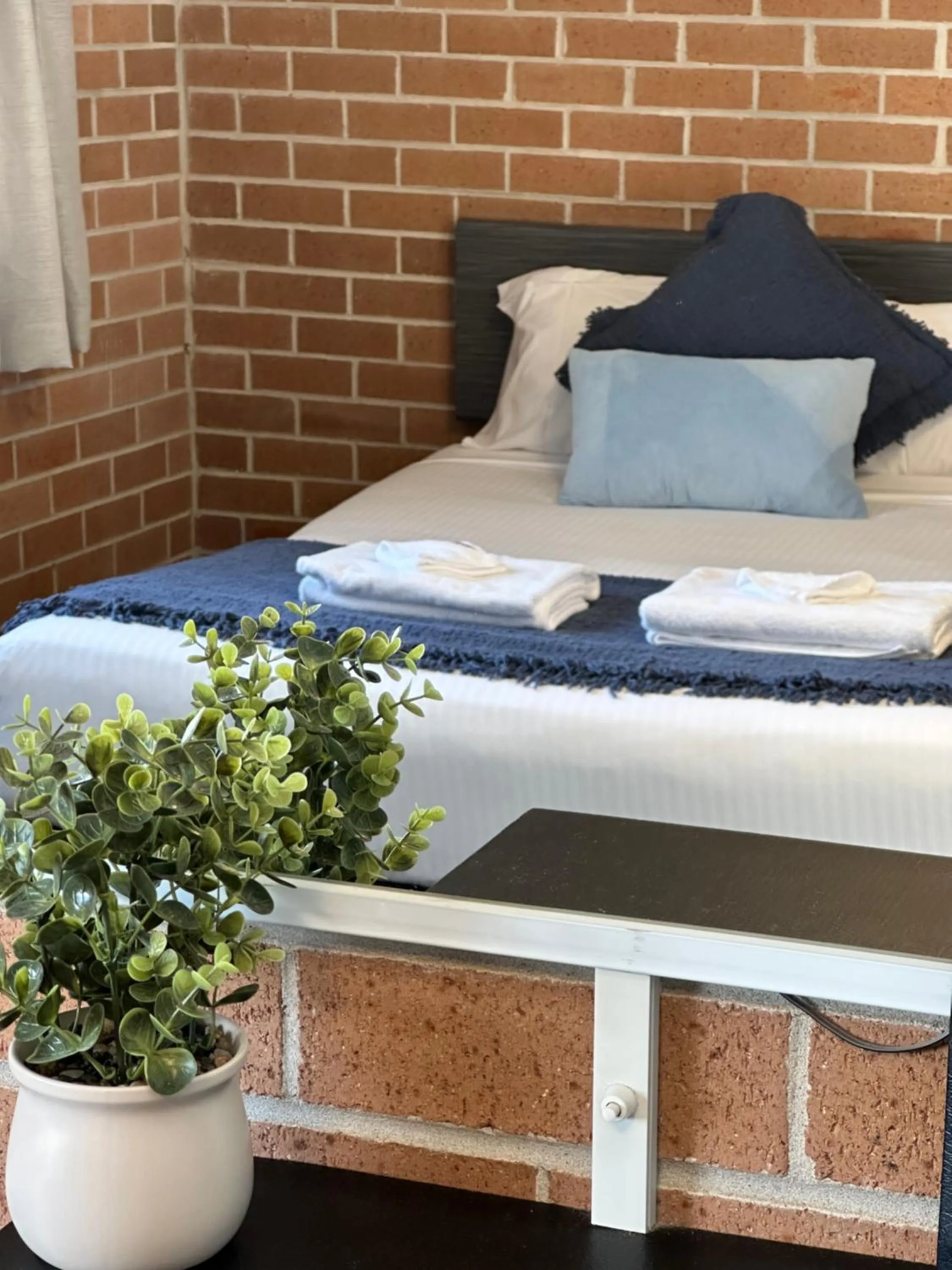 Bed in The Oaks Hotel Motel