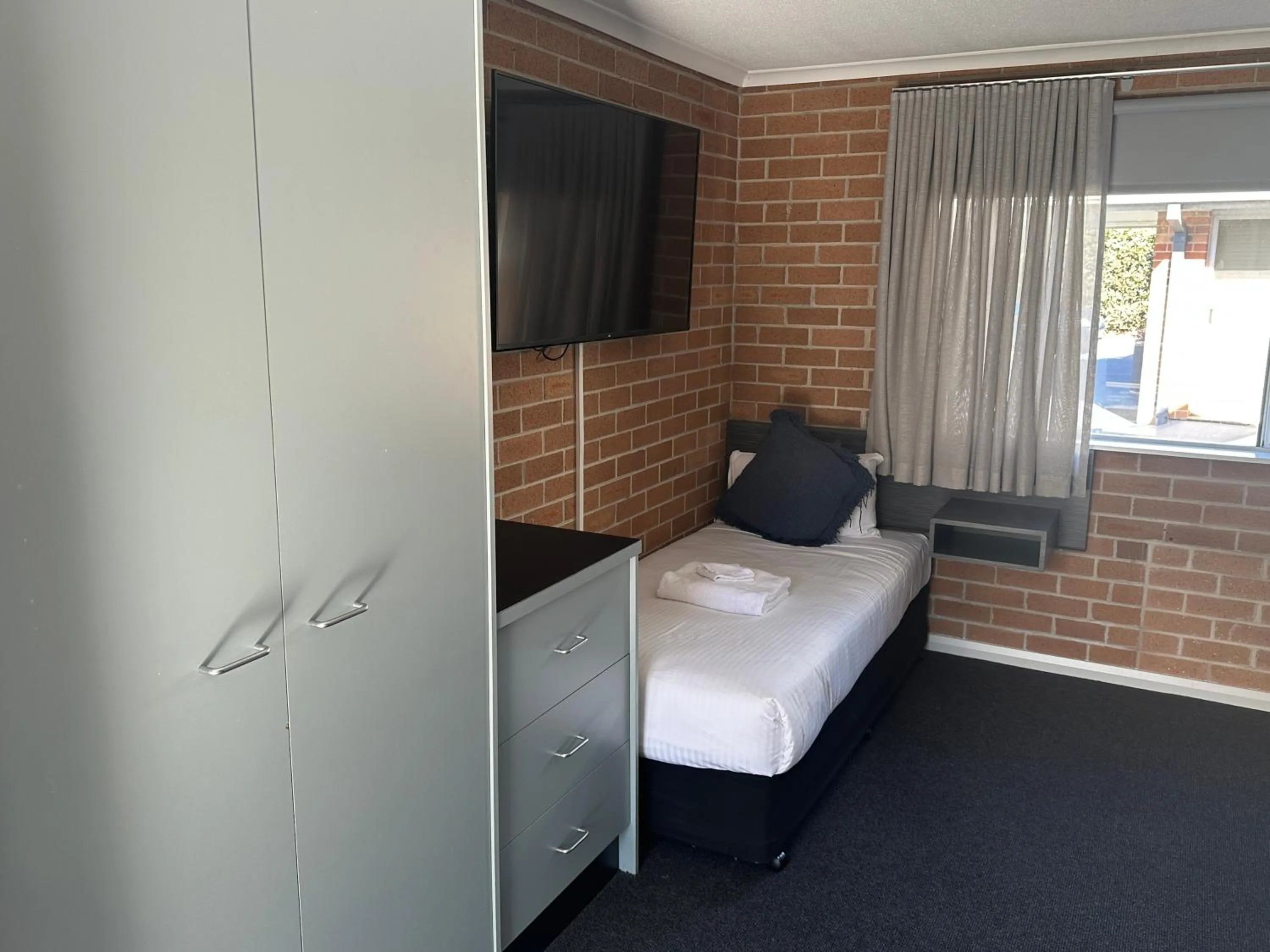 Bedroom, Bed in The Oaks Hotel Motel