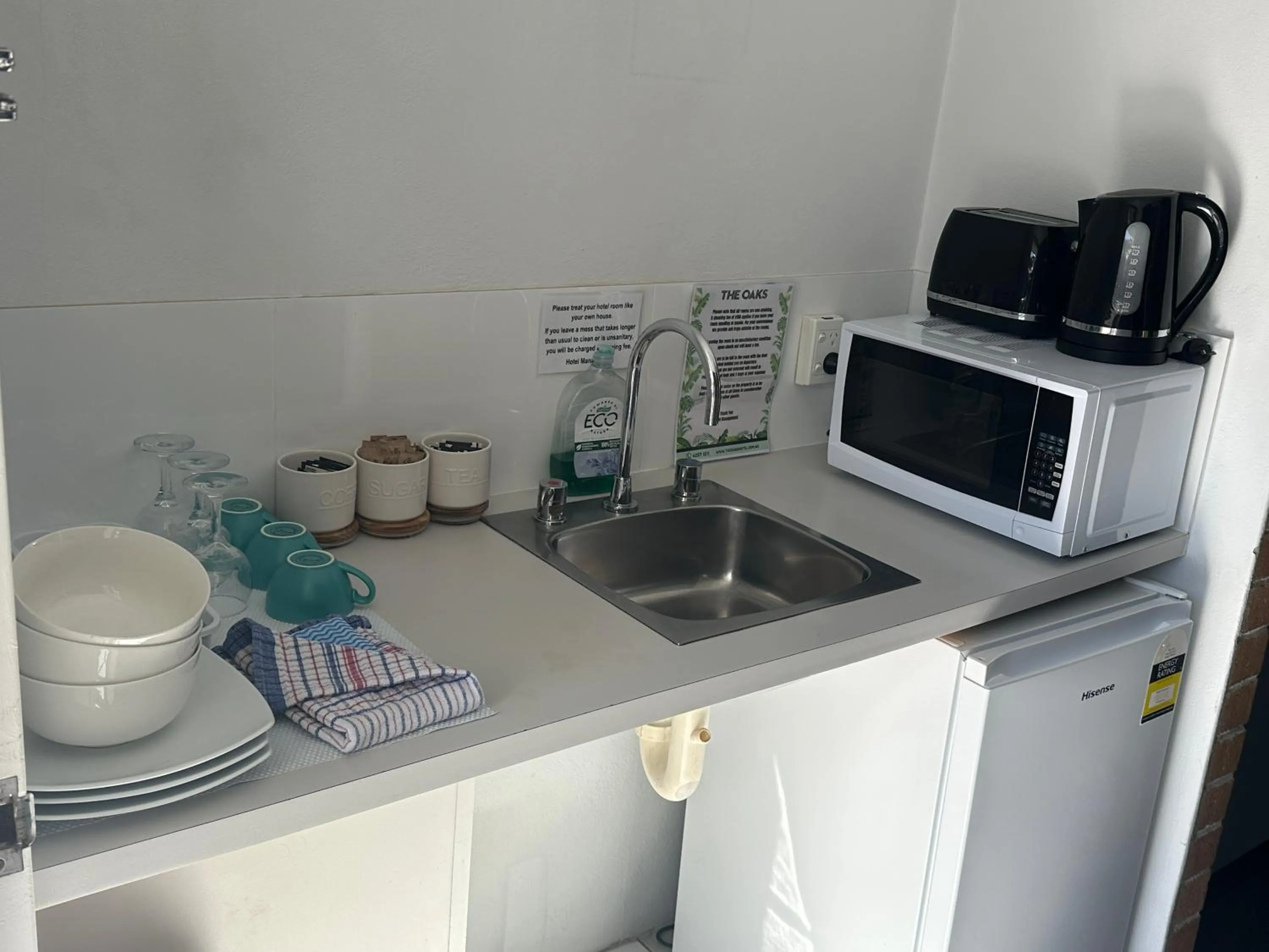 kitchen in The Oaks Hotel Motel