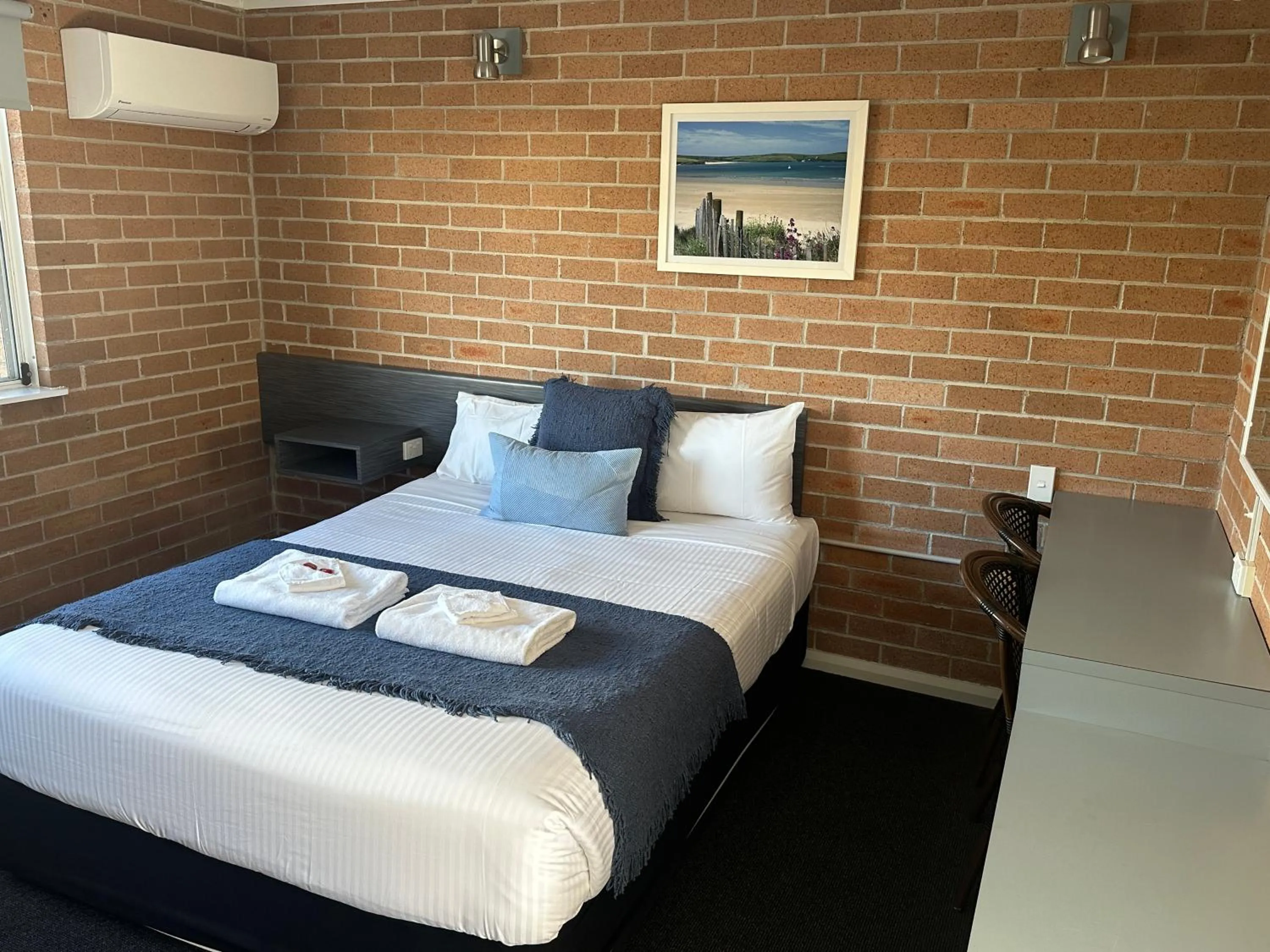 Bedroom, Bed in The Oaks Hotel Motel