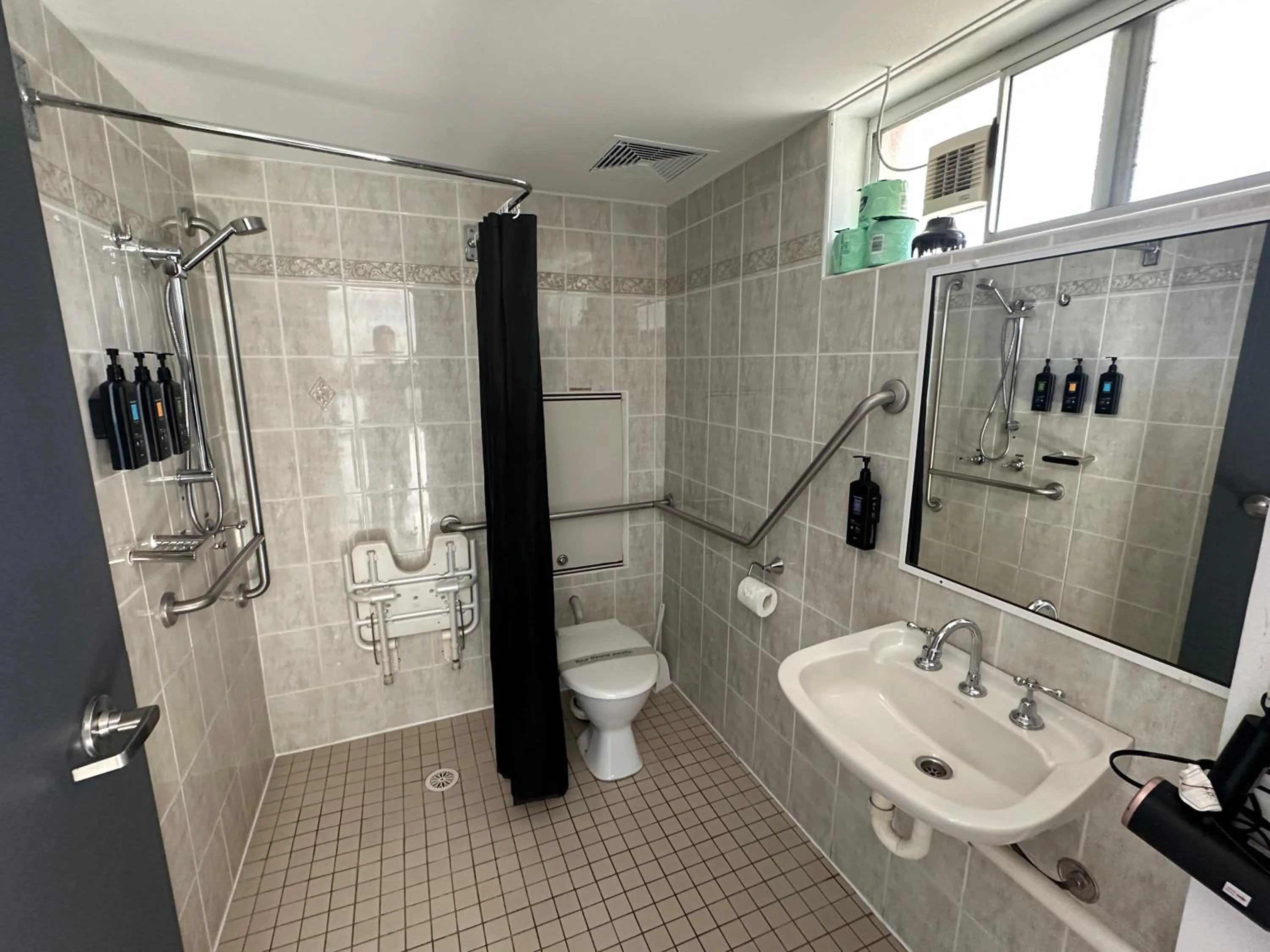 Bathroom in The Oaks Hotel Motel