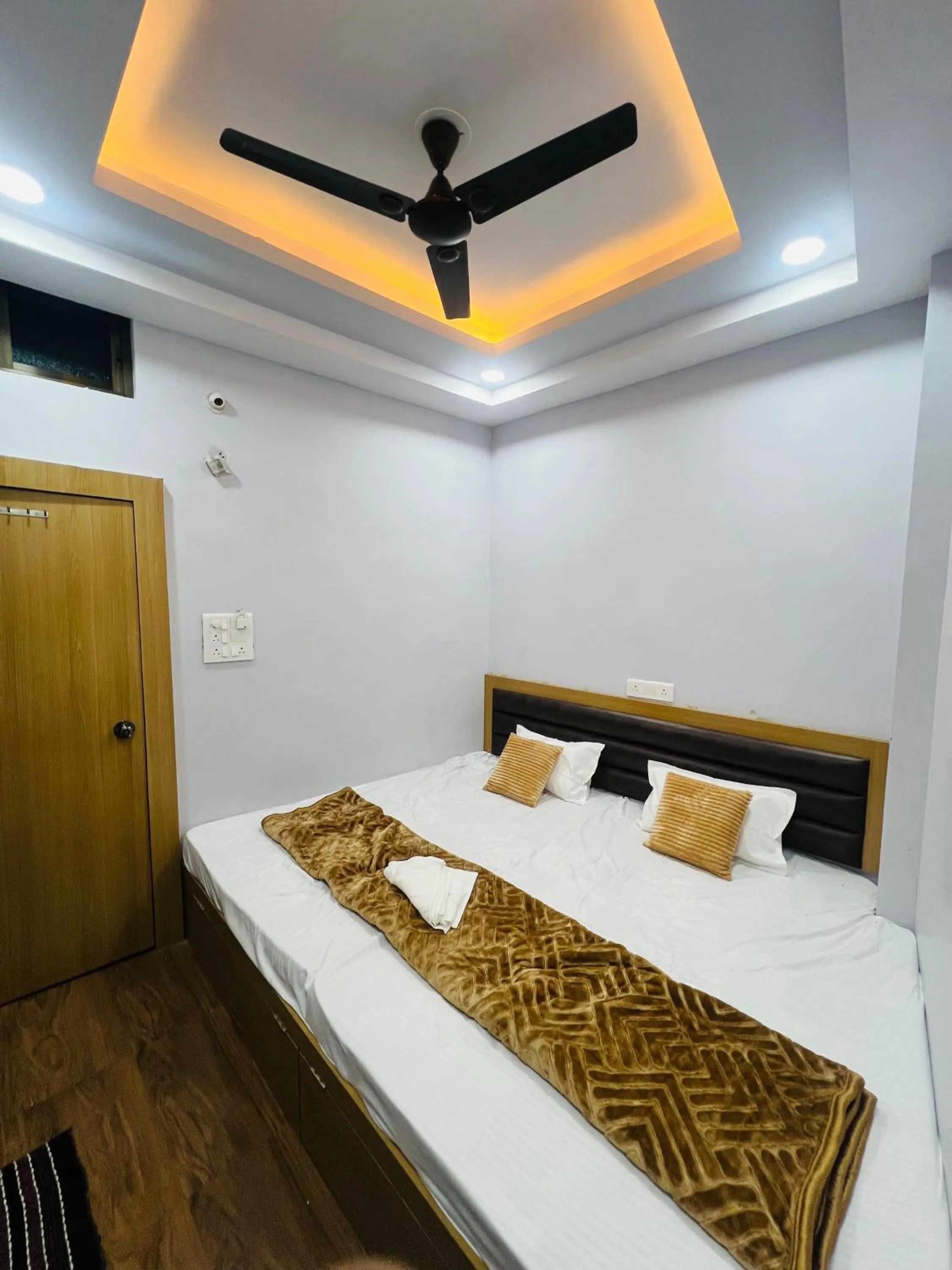 Bedroom, Bed in Hotel Advika Ujjain